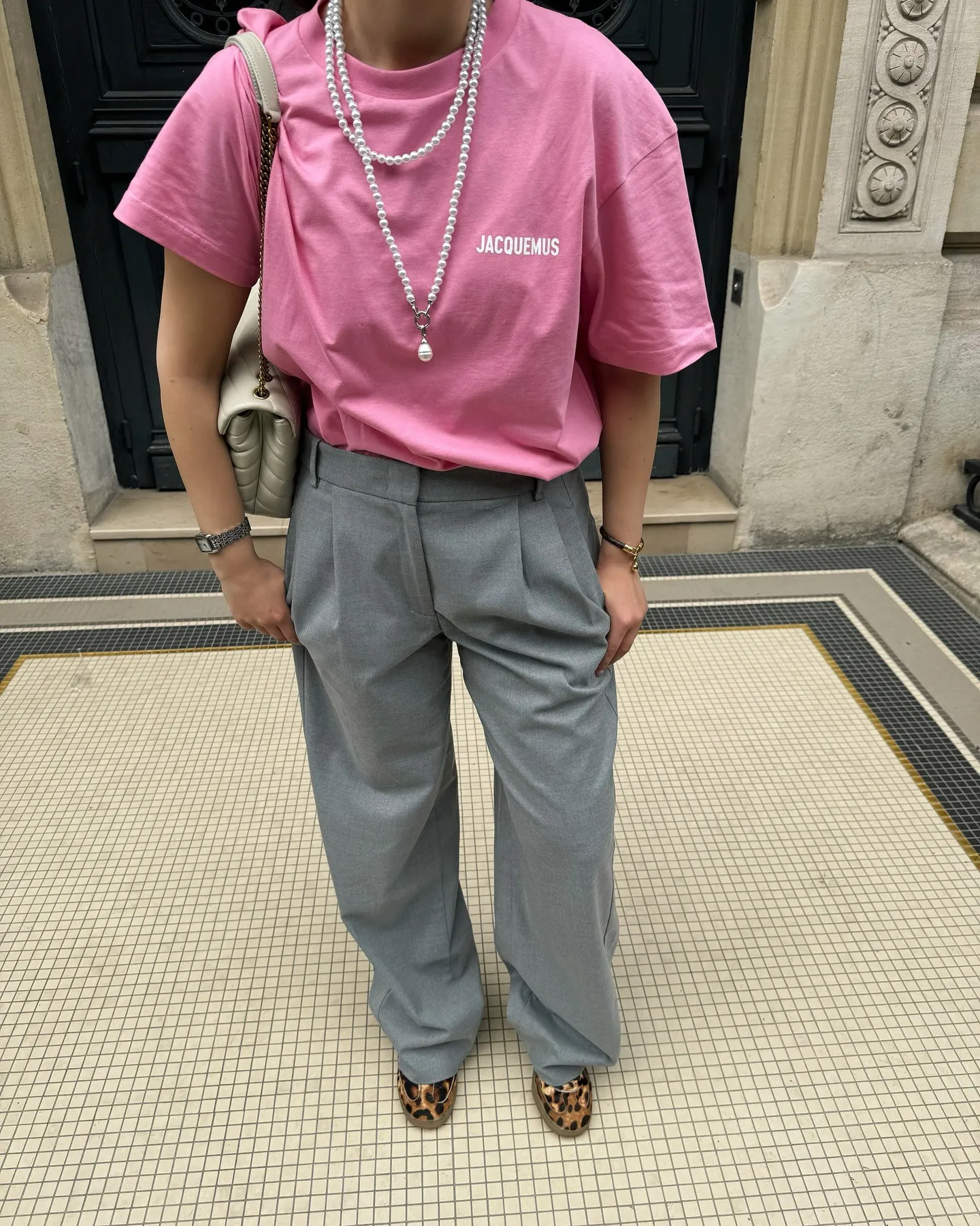 Tênis e calças elegantes, adequados tanto para o trabalho quanto para um encontro romântico - Foto 7. Giày thể thao và quần tây thanh lịch, phù hợp tới công sở lẫn hẹn hò- Ảnh 7.