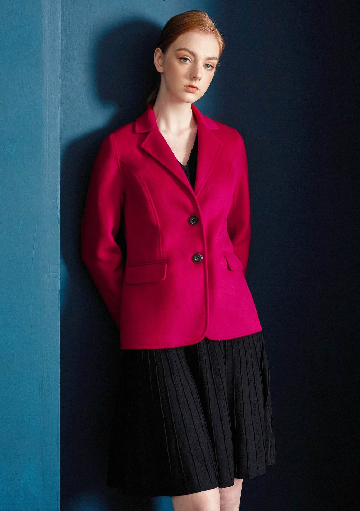 Ponořte se do elegance a síly s trenčkotem - Foto 5. Đắm mình trong vẻ đẹp quý phái và quyền lực với áo măng tô- Ảnh 5.