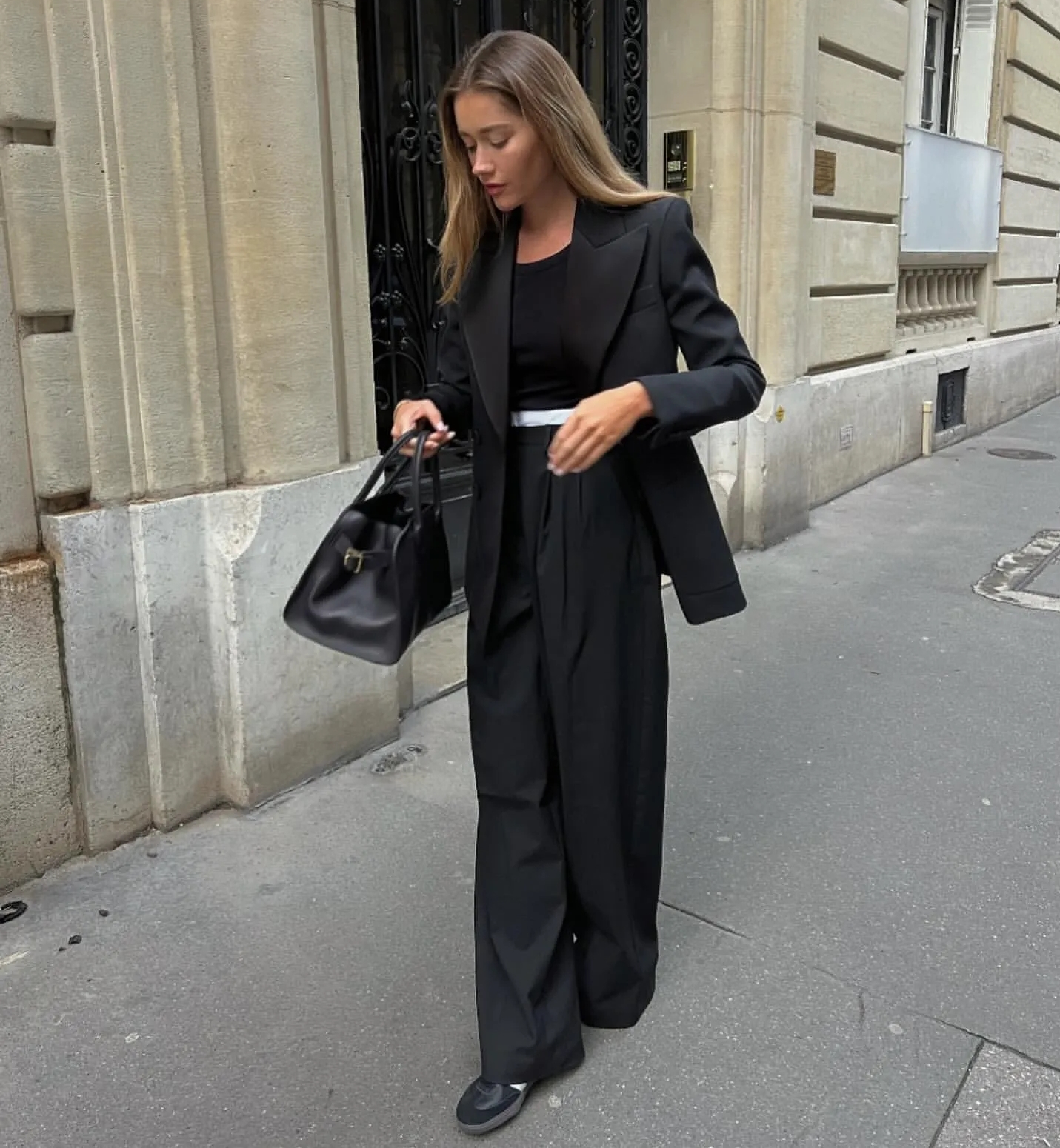 Tênis e calças elegantes, adequados tanto para o trabalho quanto para encontros românticos - Foto 5. Giày thể thao và quần tây thanh lịch, phù hợp tới công sở lẫn hẹn hò- Ảnh 5.