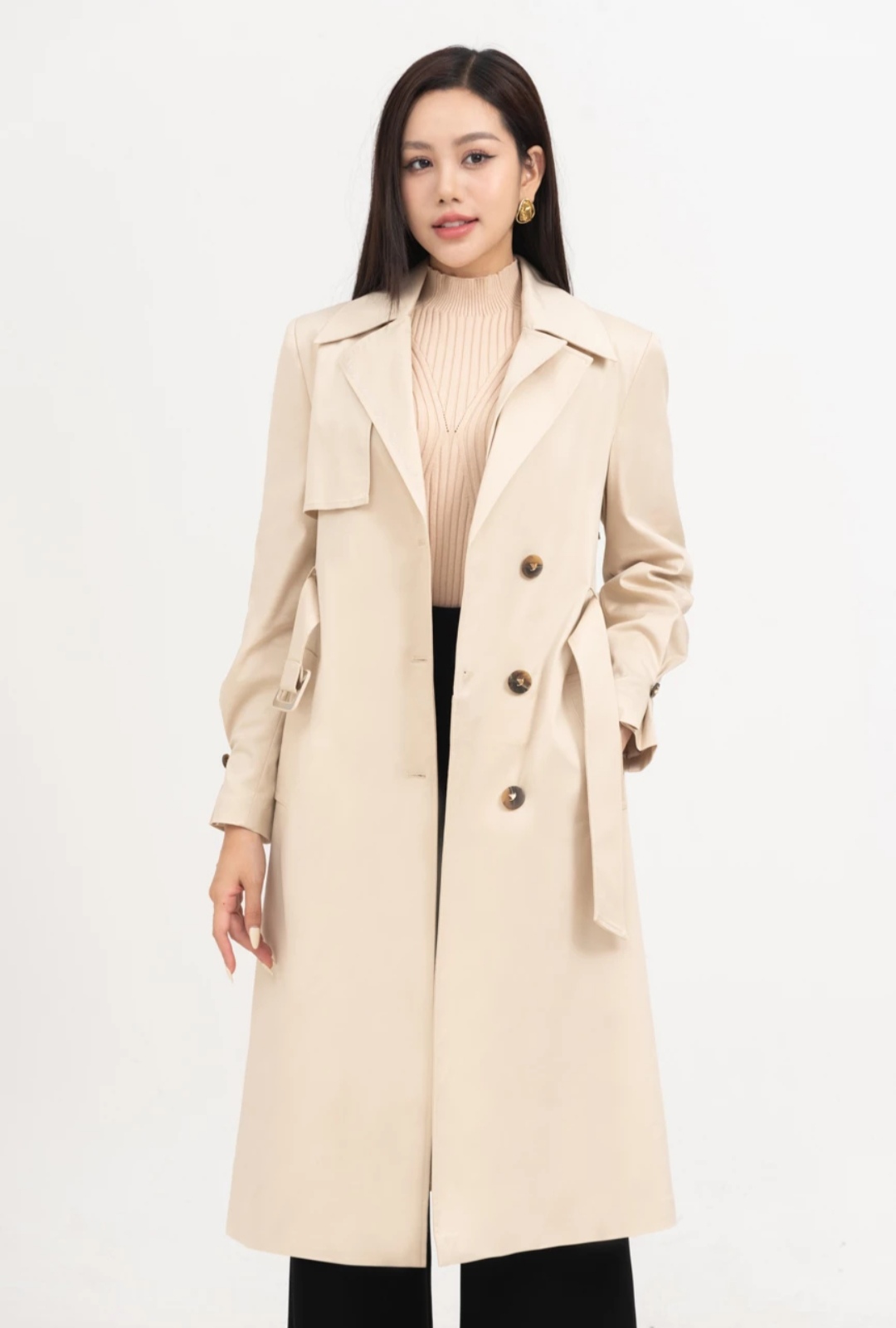 Ponořte se do elegance a síly s trenčkotem - Foto 6. Đắm mình trong vẻ đẹp quý phái và quyền lực với áo măng tô- Ảnh 6.