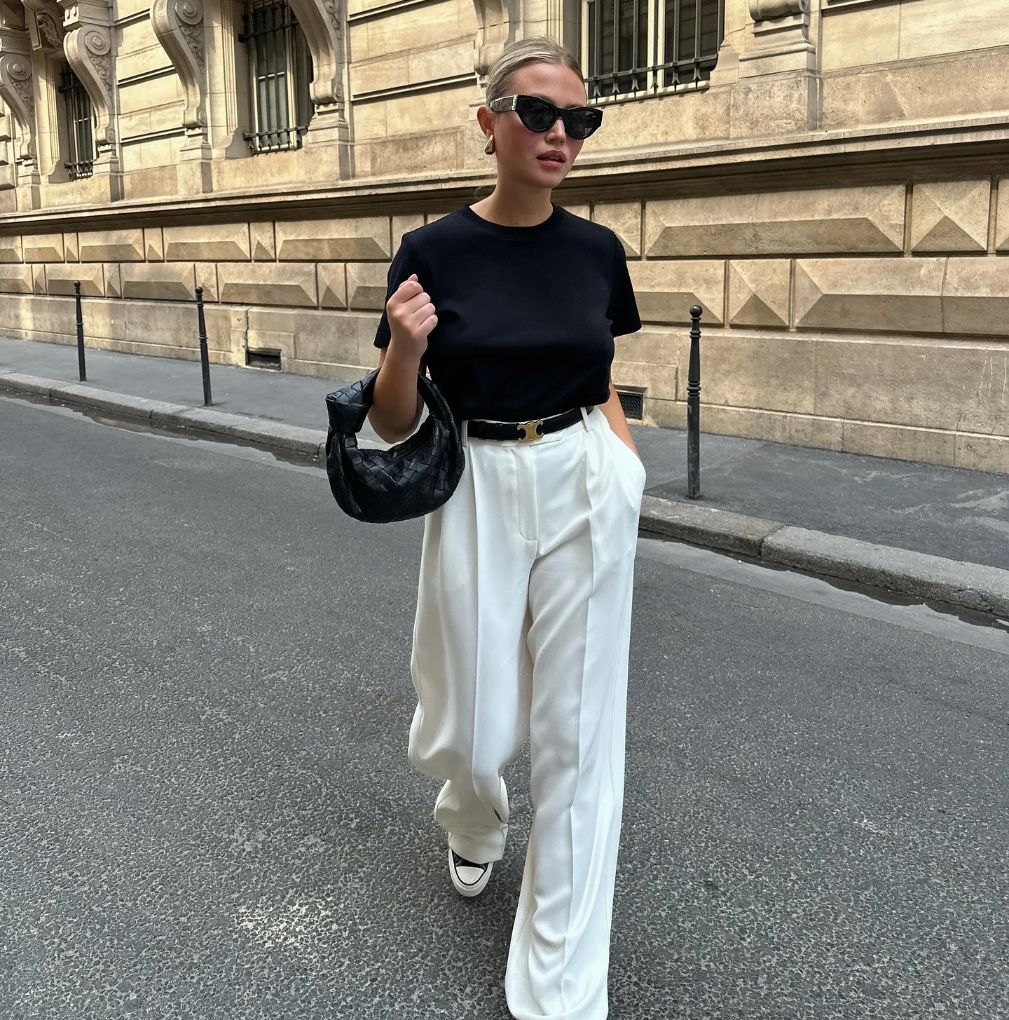 Tênis e calças elegantes, adequados tanto para o trabalho quanto para encontros românticos - Foto 6. Giày thể thao và quần tây thanh lịch, phù hợp tới công sở lẫn hẹn hò- Ảnh 6.