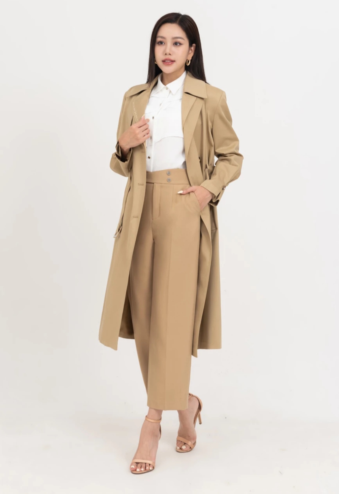 Ponořte se do elegance a síly s trenčkotem - Foto 7. Đắm mình trong vẻ đẹp quý phái và quyền lực với áo măng tô- Ảnh 7.