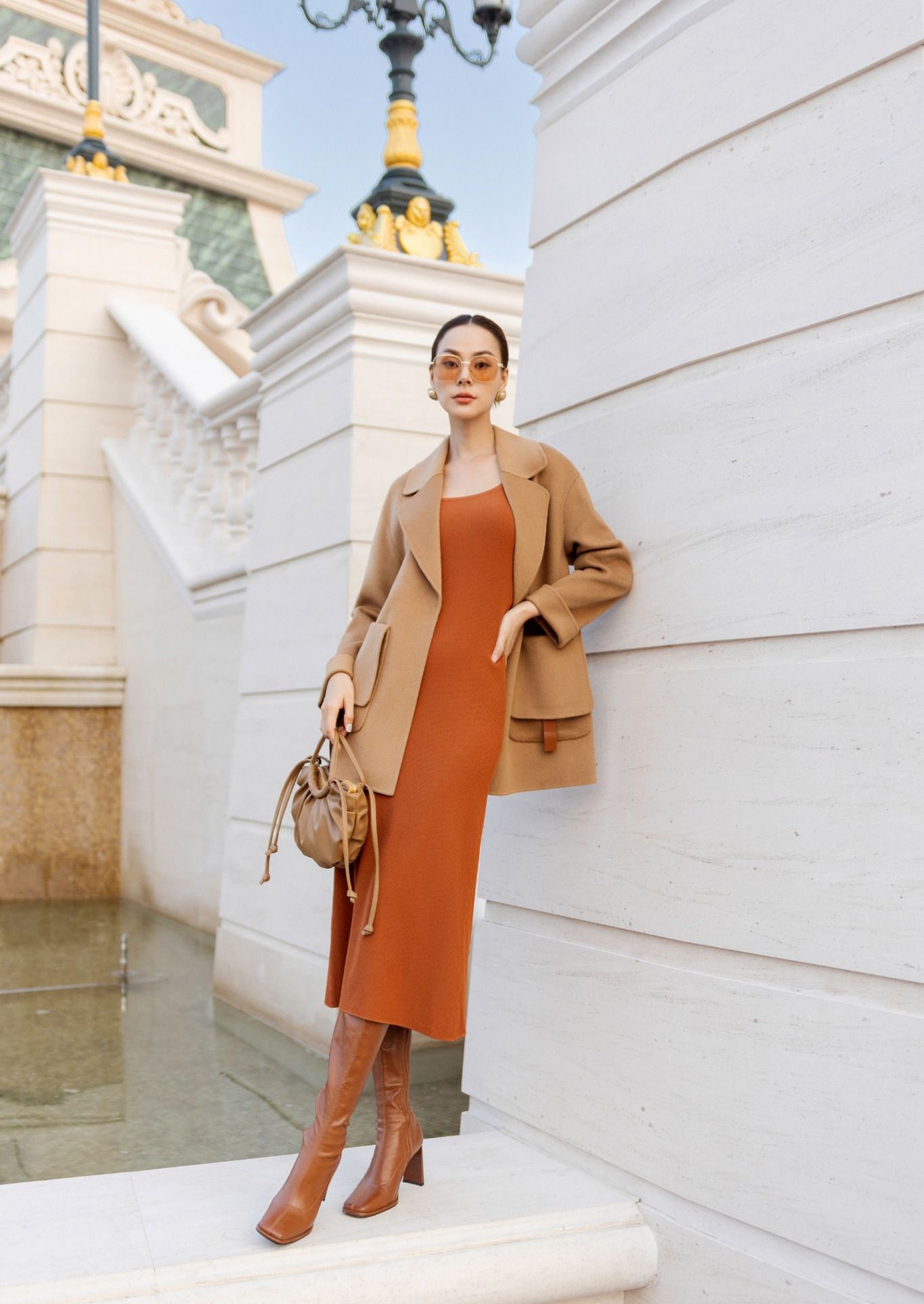 Ponořte se do elegance a síly s trenčkotem - Foto 8. Đắm mình trong vẻ đẹp quý phái và quyền lực với áo măng tô- Ảnh 8.