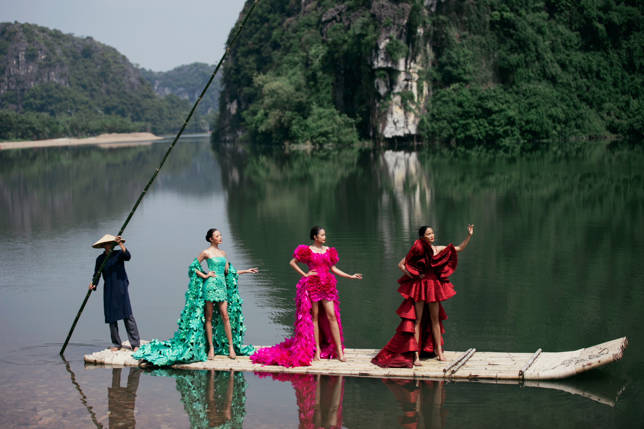 H'Hen Niê, Ngọc Châu, Xuân Hạnh đi bè đến sàn catwalk trong show Lê Thanh Hòa