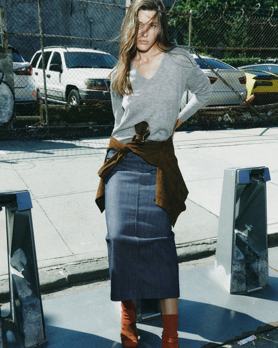 Takluki musim luruh dengan skirt denim yang bergaya dan menarik - Foto 2. Chinh phục mùa thu với chân váy denim thời thượng đầy sức hút- Ảnh 2.