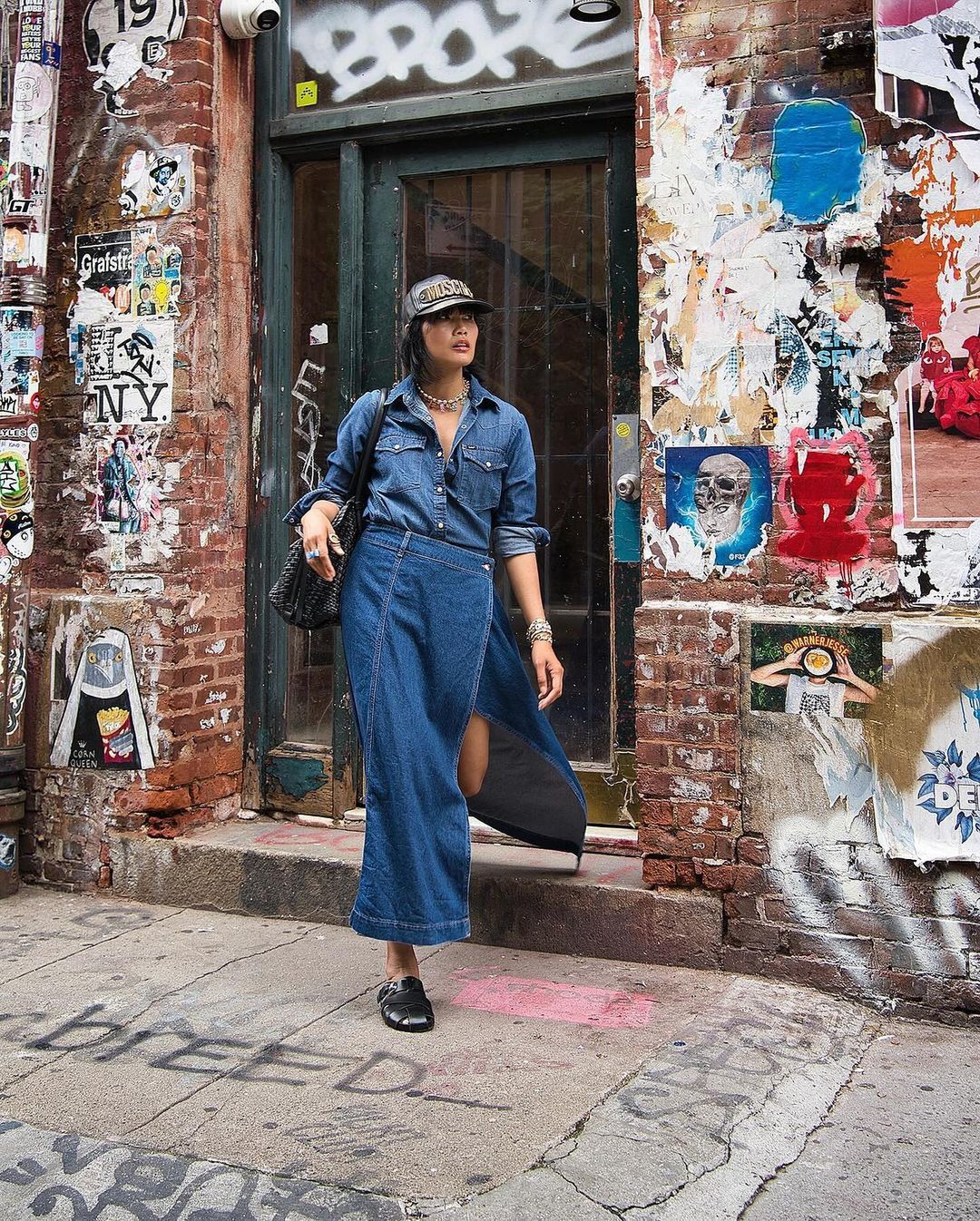 Takluki musim luruh dengan skirt denim yang bergaya dan menarik - Foto 5. Chinh phục mùa thu với chân váy denim thời thượng đầy sức hút- Ảnh 5.