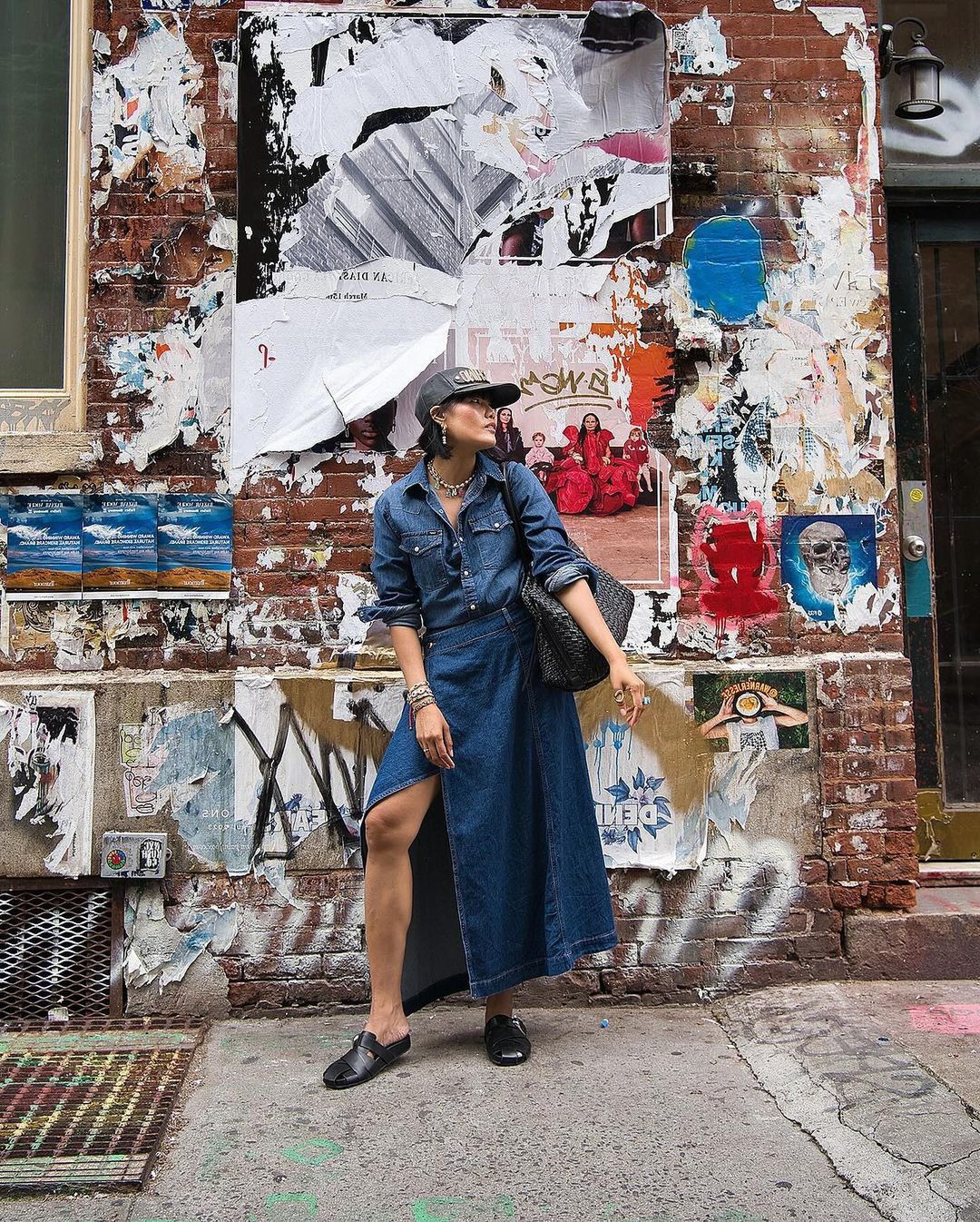 Takluki musim luruh dengan skirt denim yang bergaya dan menarik - Foto 4. Chinh phục mùa thu với chân váy denim thời thượng đầy sức hút- Ảnh 4.