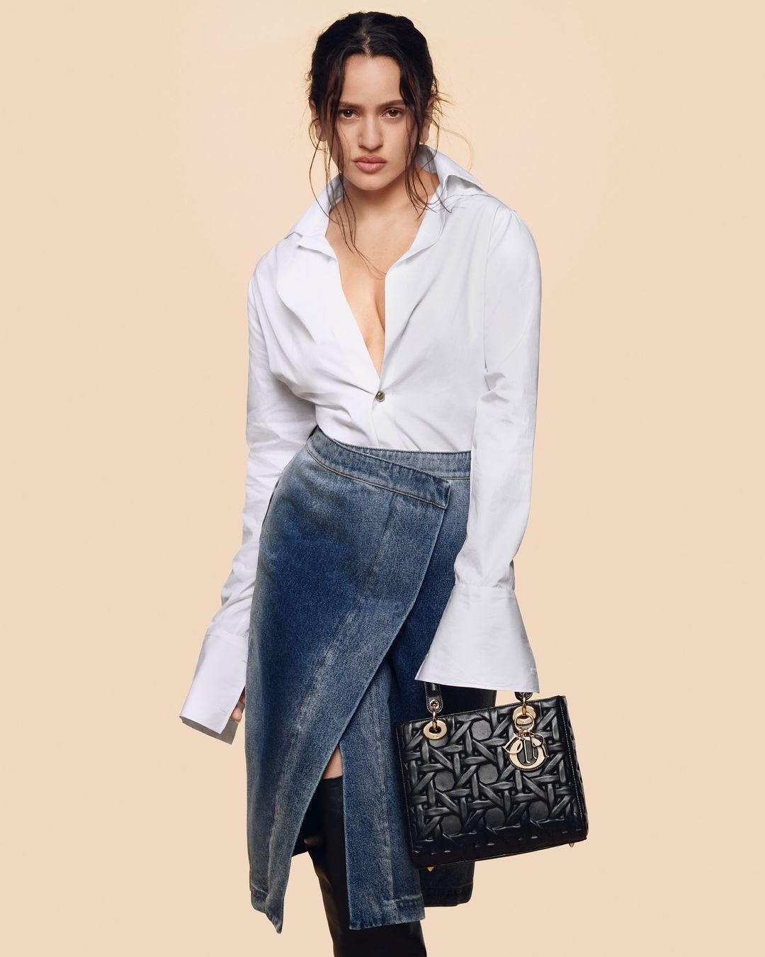 Takluki musim luruh dengan skirt denim yang bergaya dan menarik - Foto 1. Chinh phục mùa thu với chân váy denim thời thượng đầy sức hút- Ảnh 1.