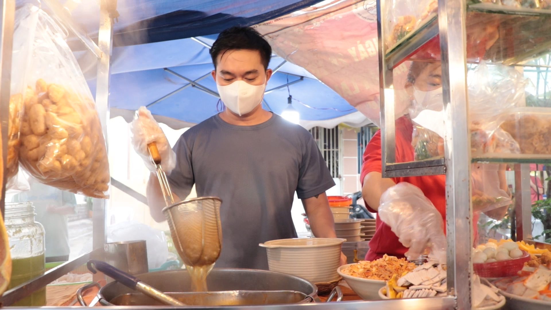 Hé lộ phía sau áo mưa 'bà Ba mến tặng': Chủ quán bánh canh cua nói lý do đặc biệt- Ảnh 2.