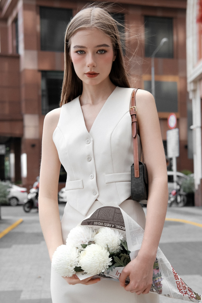 Affirm your fashion sense with a vest in street style - Vietnam.vn