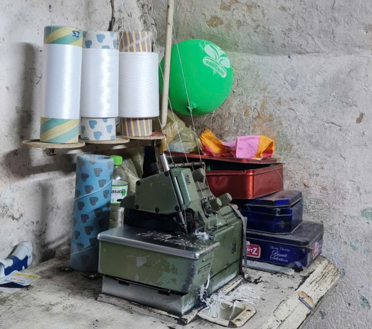 Penjahit tua membuat seragam hari ini - Foto 4. Nhà may xưa may đồng phục nay- Ảnh 4.