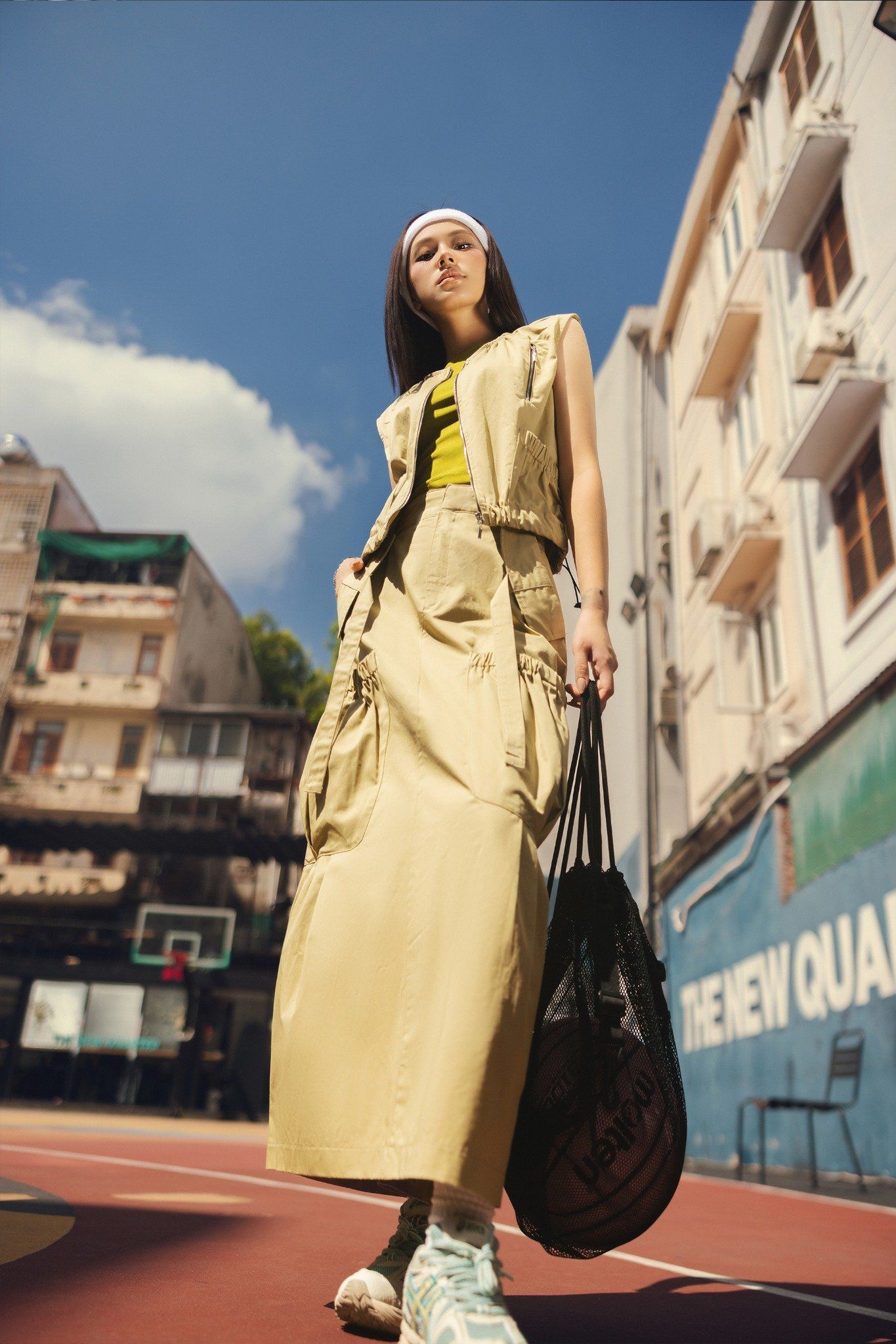 Affirm your fashion sense with a vest in street style - Vietnam.vn