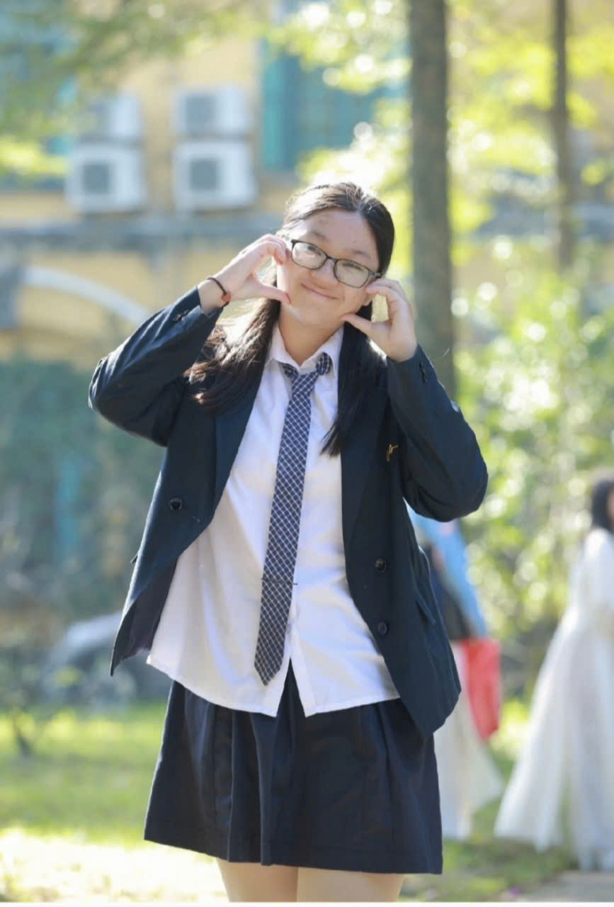 Penjahit tua membuat seragam hari ini - Foto 2. Nhà may xưa may đồng phục nay- Ảnh 2.