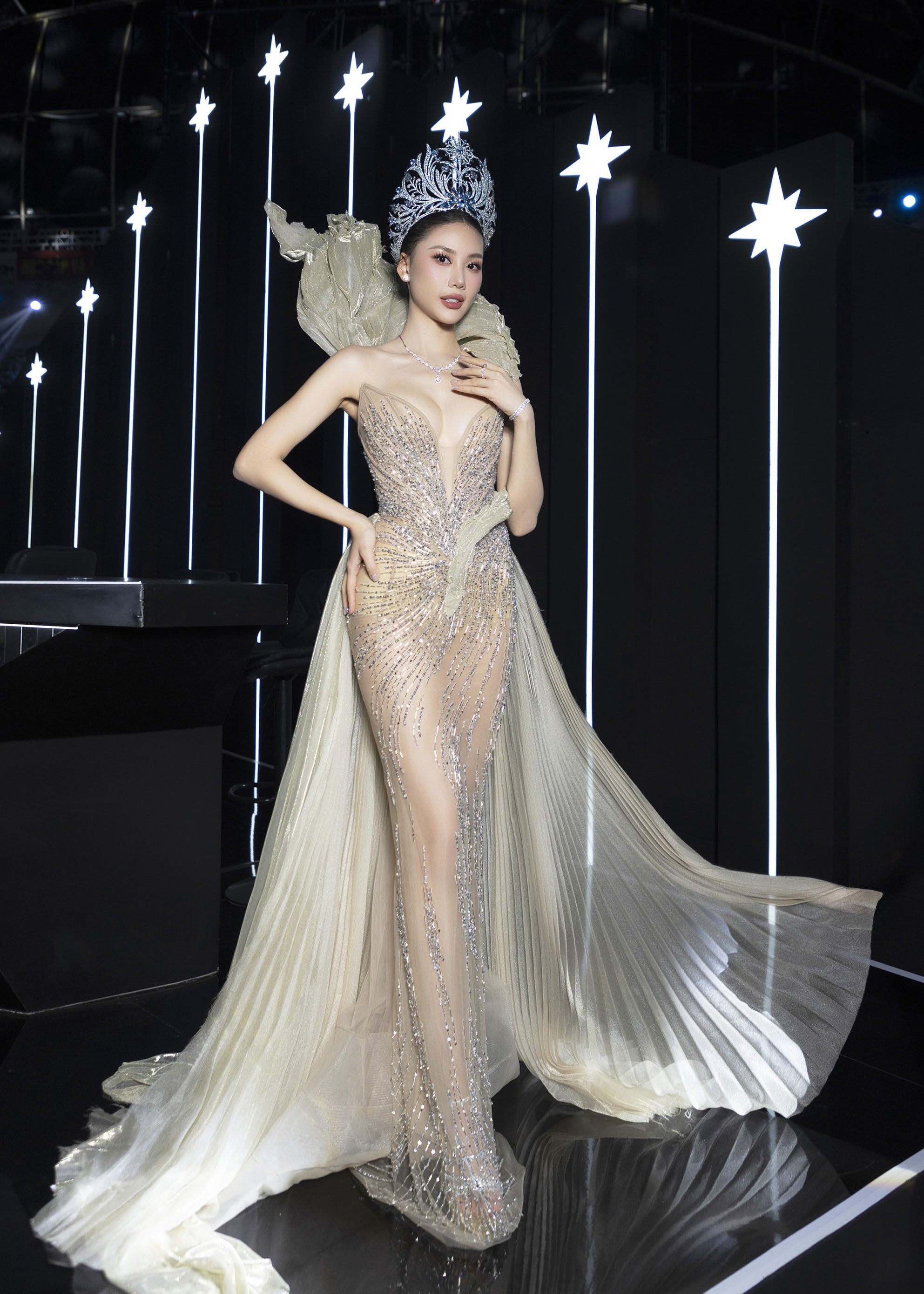 Al convertirse en presentadora por primera vez, ¿cuánto invirtió Bui Quynh Hoa en su atuendo? - Foto 13. Lần đầu trở thành Host, Bùi Quỳnh Hoa đầu tư trang phục cỡ nào?- Ảnh 13.