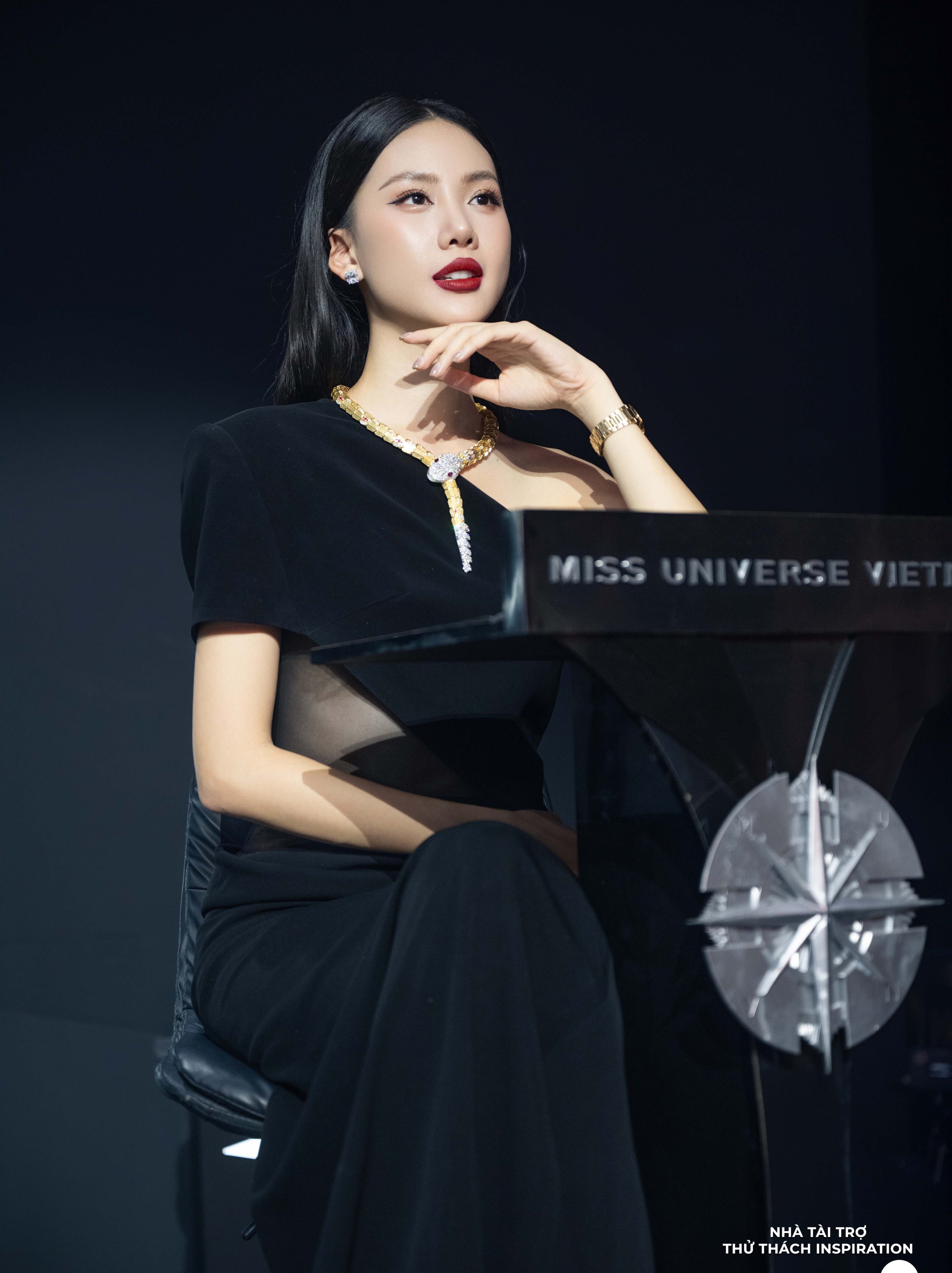 Al convertirse en presentadora por primera vez, ¿cuánto invirtió Bui Quynh Hoa en su atuendo? - Foto 9. Lần đầu trở thành Host, Bùi Quỳnh Hoa đầu tư trang phục cỡ nào?- Ảnh 9.