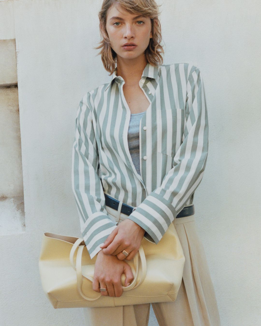 Transforme-se com looks listrados em dias românticos de outono - Foto 7. Biến hóa cùng trang phục họa tiết kẻ sọc trong những ngày thu lãng mạn- Ảnh 7.