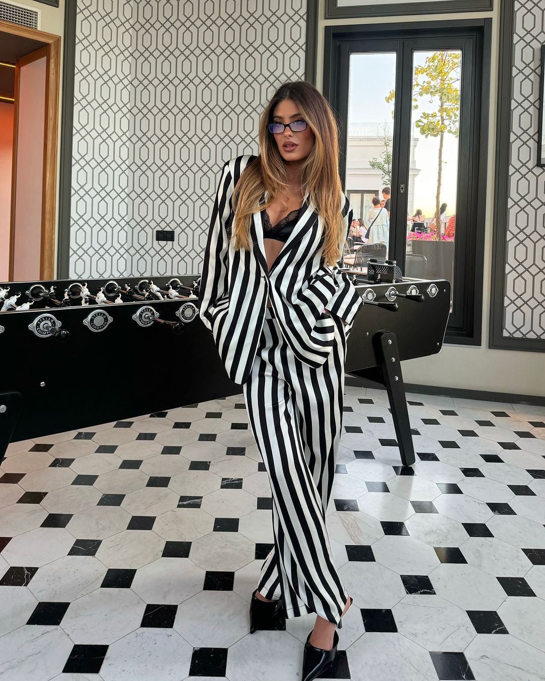 Transforme-se com looks listrados em dias românticos de outono - Foto 5. Biến hóa cùng trang phục họa tiết kẻ sọc trong những ngày thu lãng mạn- Ảnh 5.