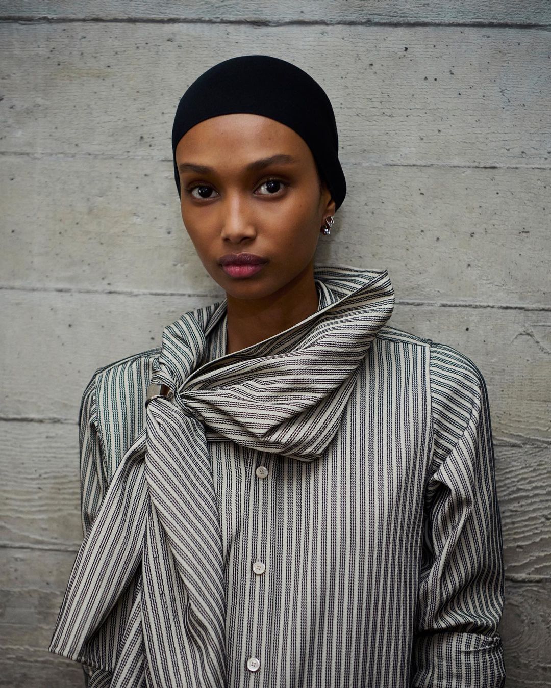 Transforme-se com looks listrados em dias românticos de outono - Foto 1. Biến hóa cùng trang phục họa tiết kẻ sọc trong những ngày thu lãng mạn- Ảnh 1.