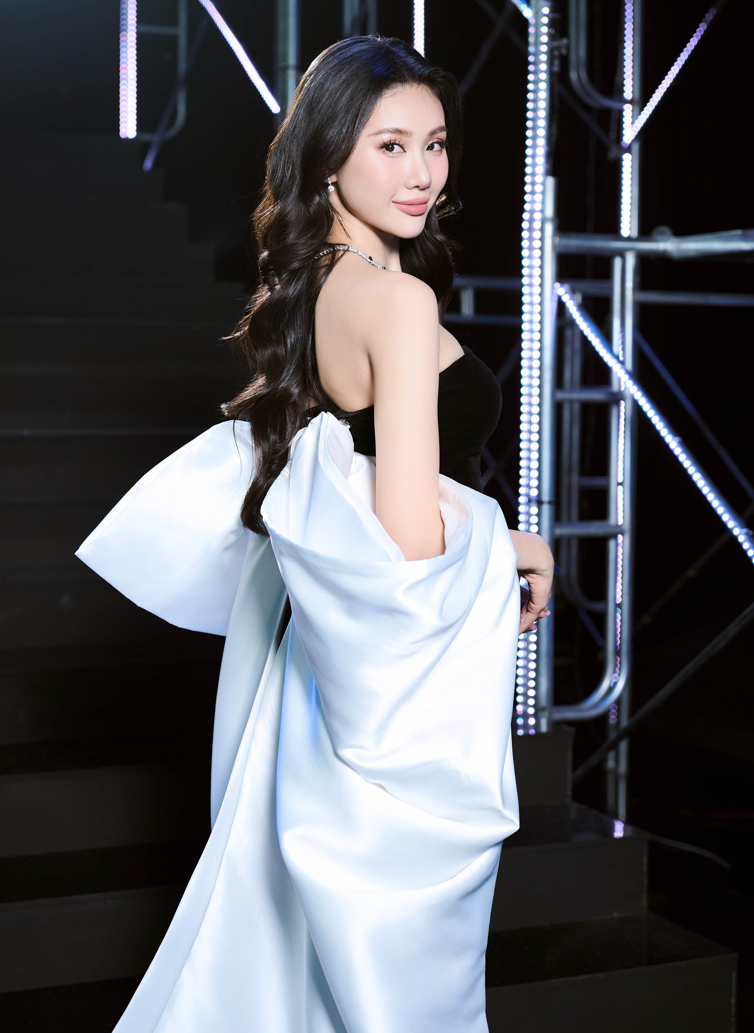 Al convertirse en presentadora por primera vez, ¿cuánto invirtió Bui Quynh Hoa en su atuendo? - Foto 2. Lần đầu trở thành Host, Bùi Quỳnh Hoa đầu tư trang phục cỡ nào?- Ảnh 2.