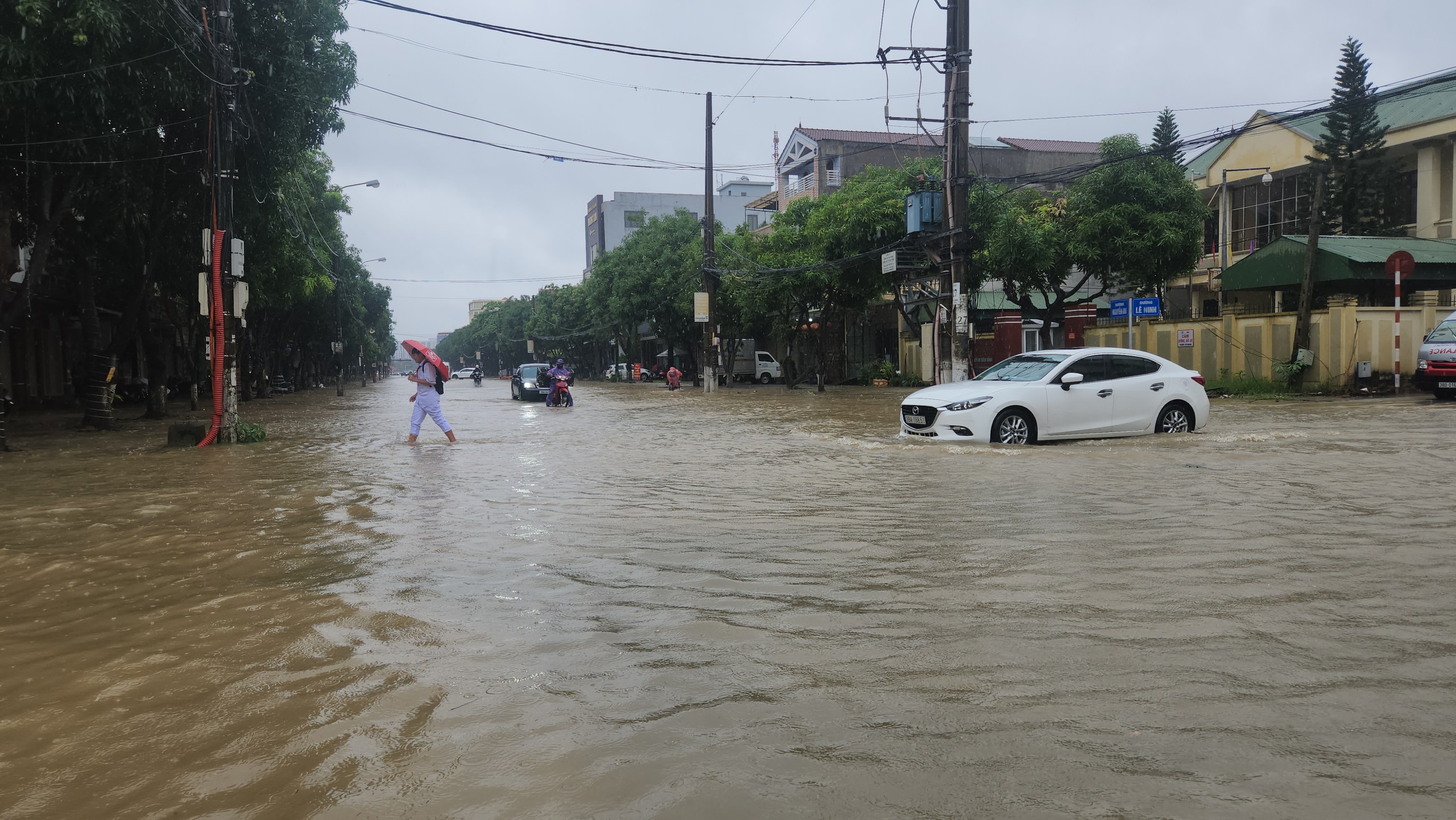 Nhiều tuyến đường ở TP.Hà Tĩnh ngập sâu do mưa lớn- Ảnh 3.