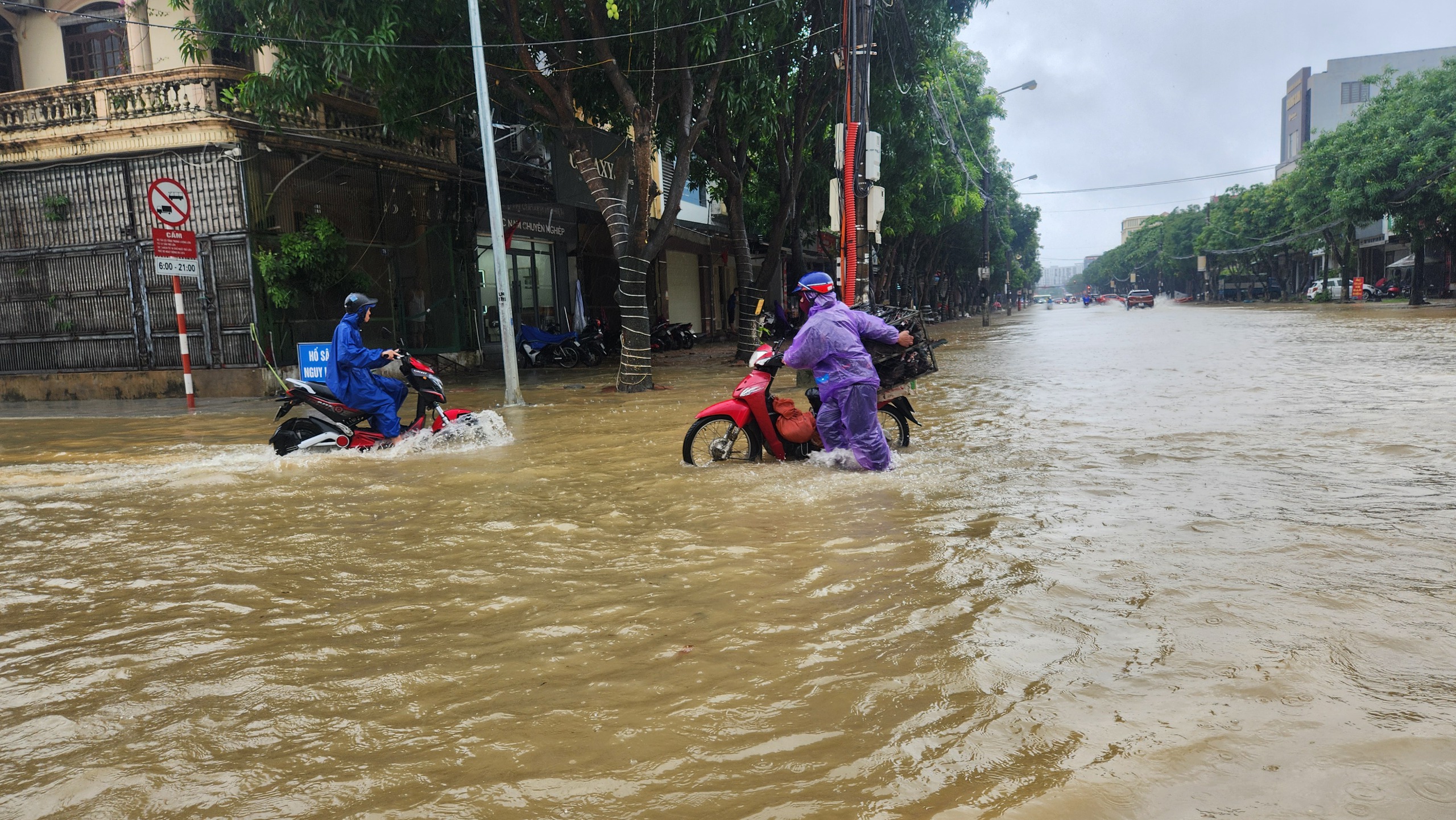 Nhiều tuyến đường ở TP.Hà Tĩnh ngập sâu do mưa lớn- Ảnh 1.