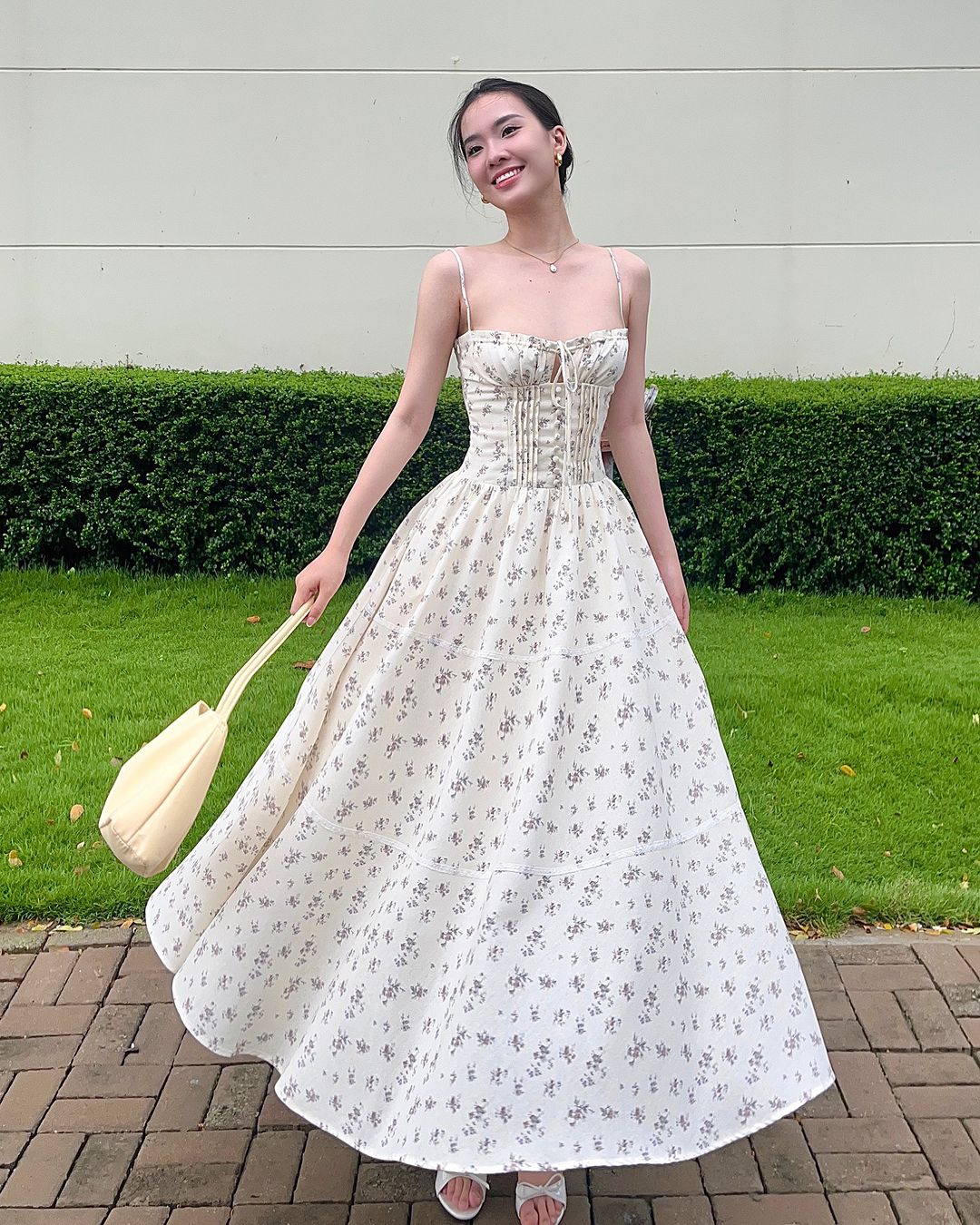 Gaya tak terbatas dengan gaun bermotif bunga - Foto 4. Sành điệu không giới hạn với váy hoa- Ảnh 4.