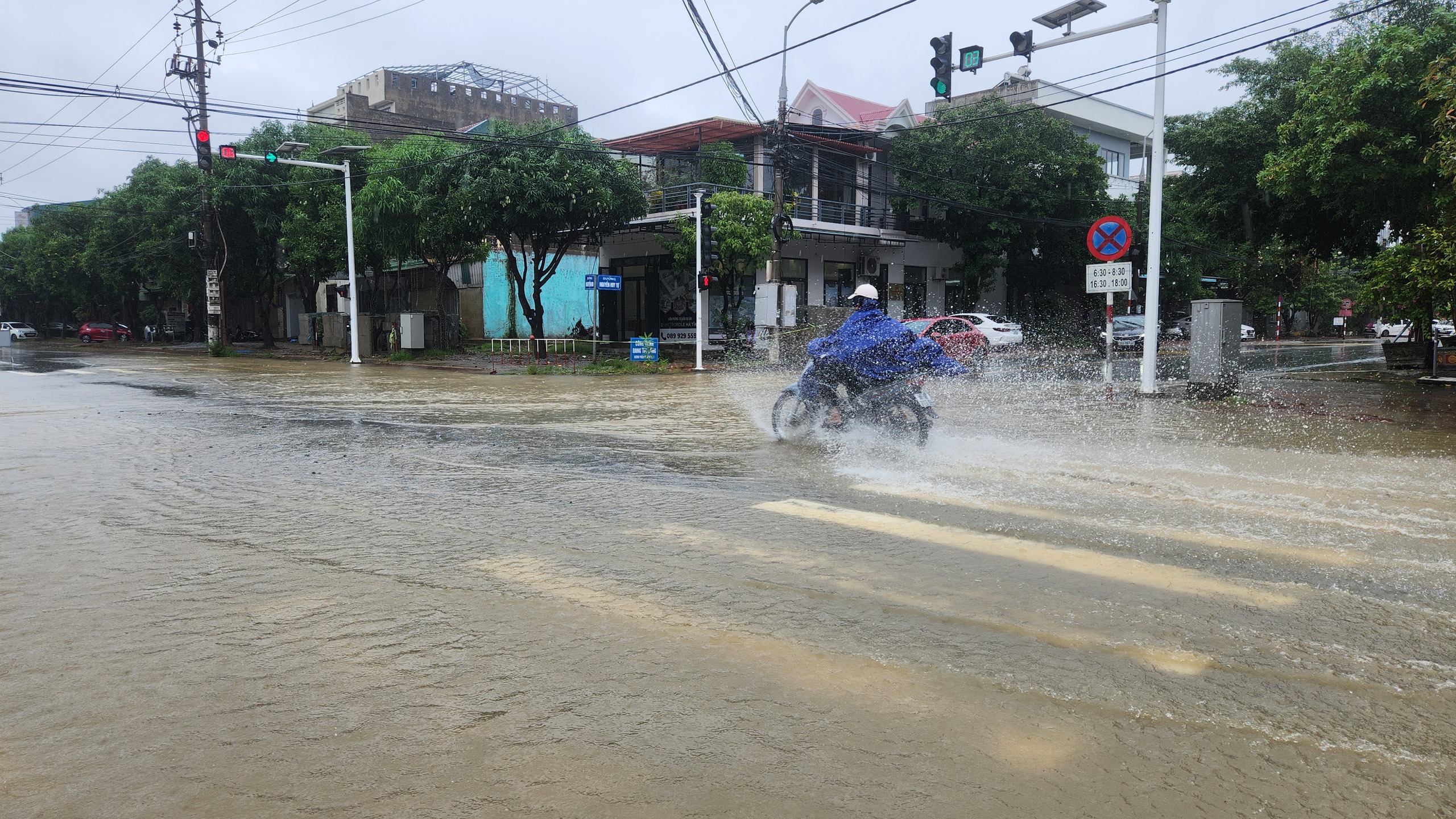 Nhiều tuyến đường ở TP.Hà Tĩnh ngập sâu do mưa lớn- Ảnh 6.