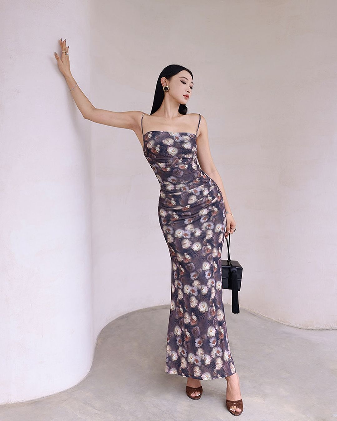 Gaya tak terbatas dengan gaun bermotif bunga - Foto 8. Sành điệu không giới hạn với váy hoa- Ảnh 8.