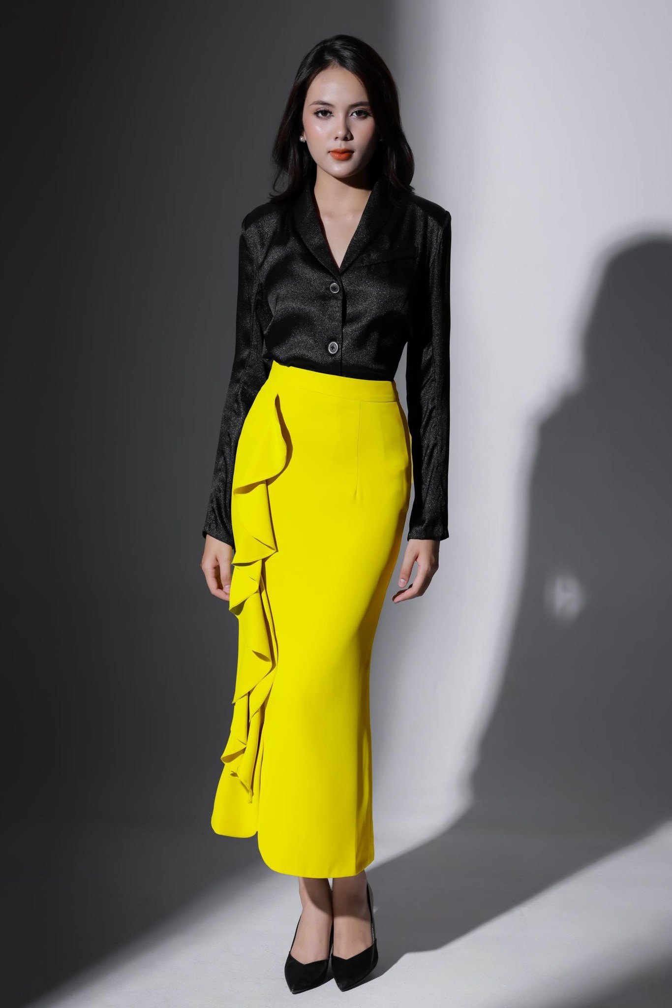 Ieșitul în oraș sau mersul la serviciu este întotdeauna „standard” cu combinația cămașă și fustă - Fotografia 3. Xuống phố, đi làm đều 'chuẩn' với cặp đôi áo và chân váy- Ảnh 3.