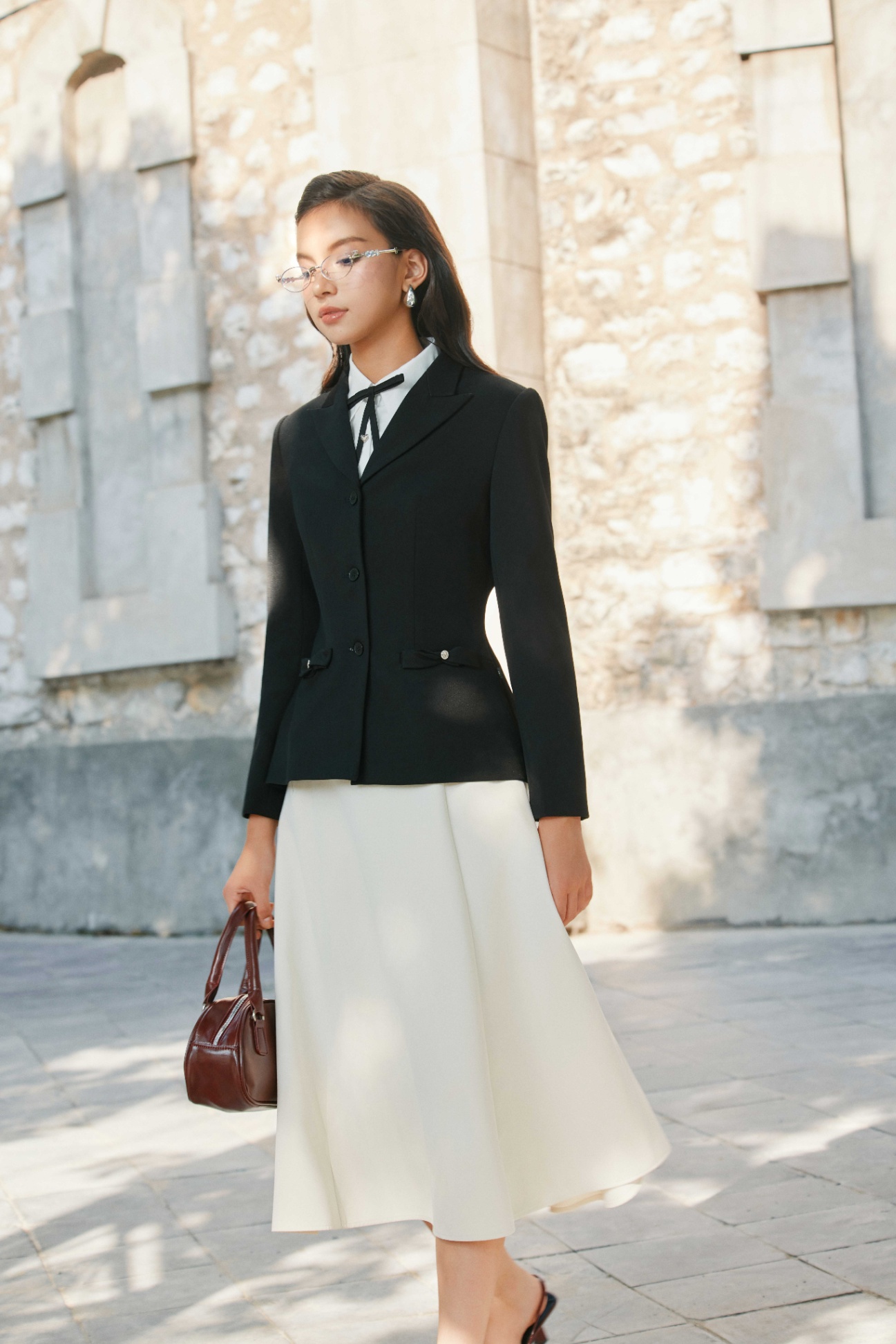 Ieșitul în oraș sau mersul la serviciu este întotdeauna „standard” cu combinația cămașă și fustă - Fotografia 2. Xuống phố, đi làm đều 'chuẩn' với cặp đôi áo và chân váy- Ảnh 2.