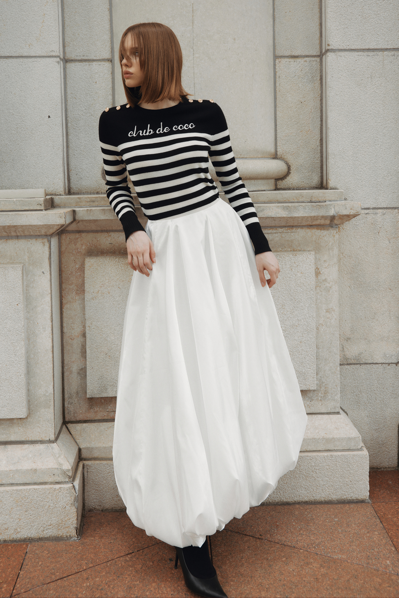 Ieșitul în oraș sau mersul la serviciu este întotdeauna „standard” cu combinația cămașă și fustă - Fotografia 11. Xuống phố, đi làm đều 'chuẩn' với cặp đôi áo và chân váy- Ảnh 11.