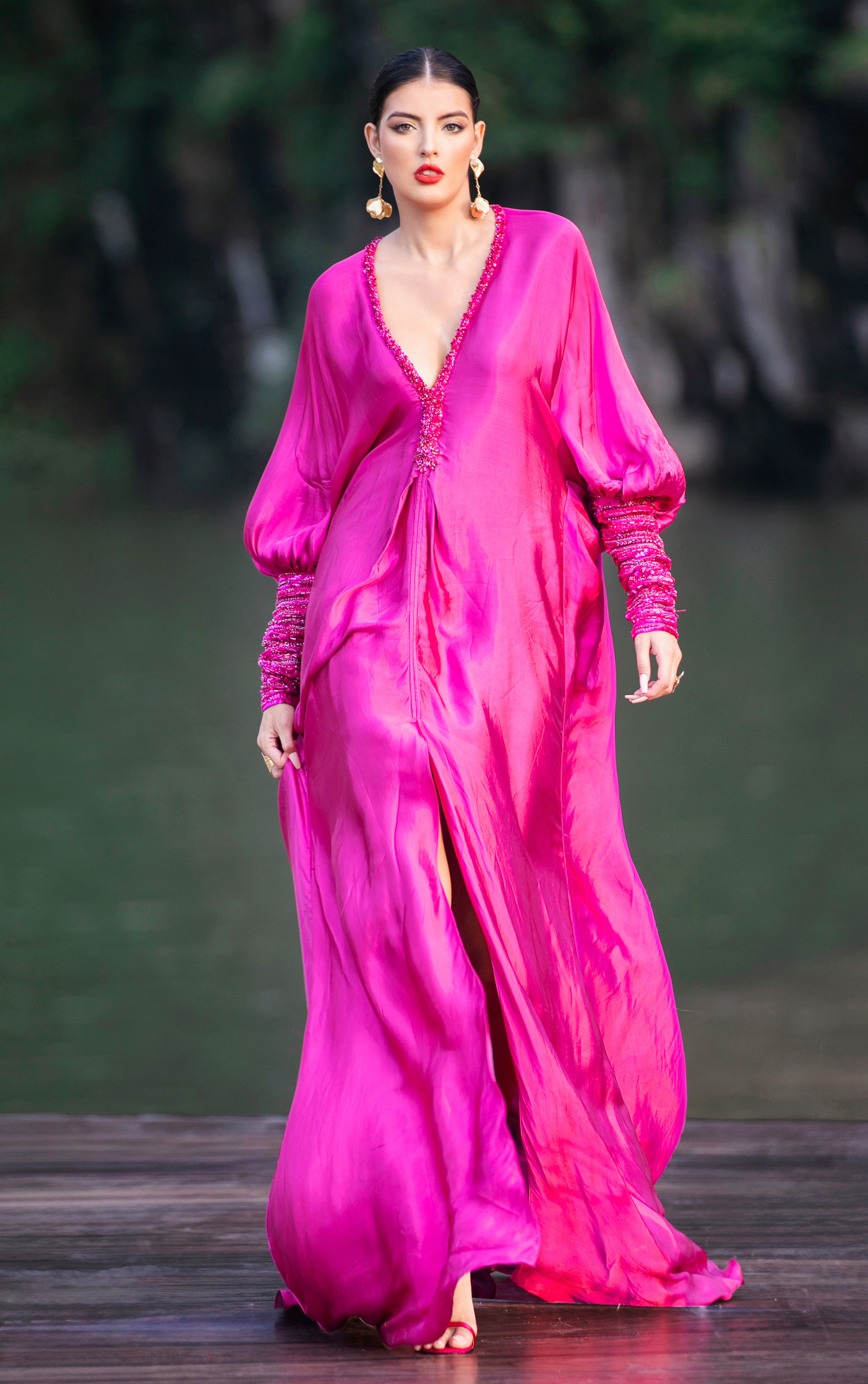 Vestidos luxuosos para festas de fim de ano que todo mundo quer ver - Foto 12. Đầm dự tiệc sang trọng mùa cuối năm, ai cũng muốn ngắm nhìn- Ảnh 12.