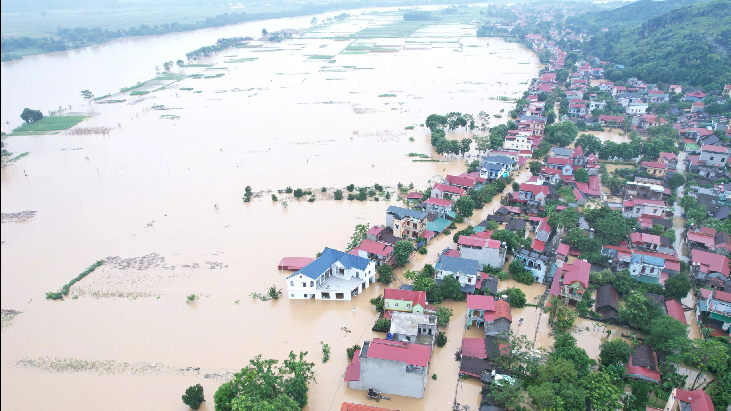 Sông Mã xấp xỉ báo động 3, 174 hộ chìm trong biển nước- Ảnh 1.