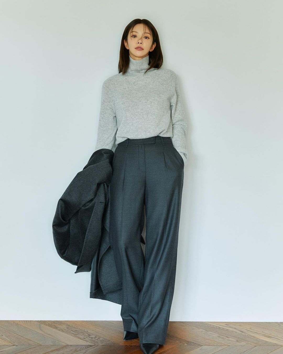 Svetry vtrhly do podzimních šatníků stylových dívek - Foto 9. Áo len xâm chiếm tủ đồ mùa thu của các cô nàng sành điệu- Ảnh 9.