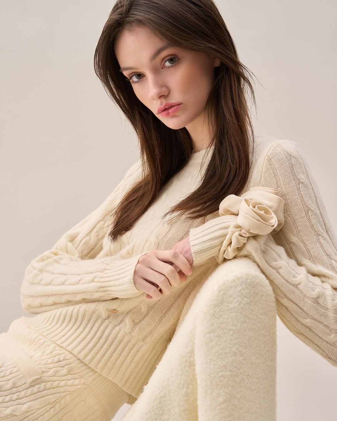 Svetry vtrhly do podzimních šatníků stylových dívek - Foto 2. Áo len xâm chiếm tủ đồ mùa thu của các cô nàng sành điệu- Ảnh 2.