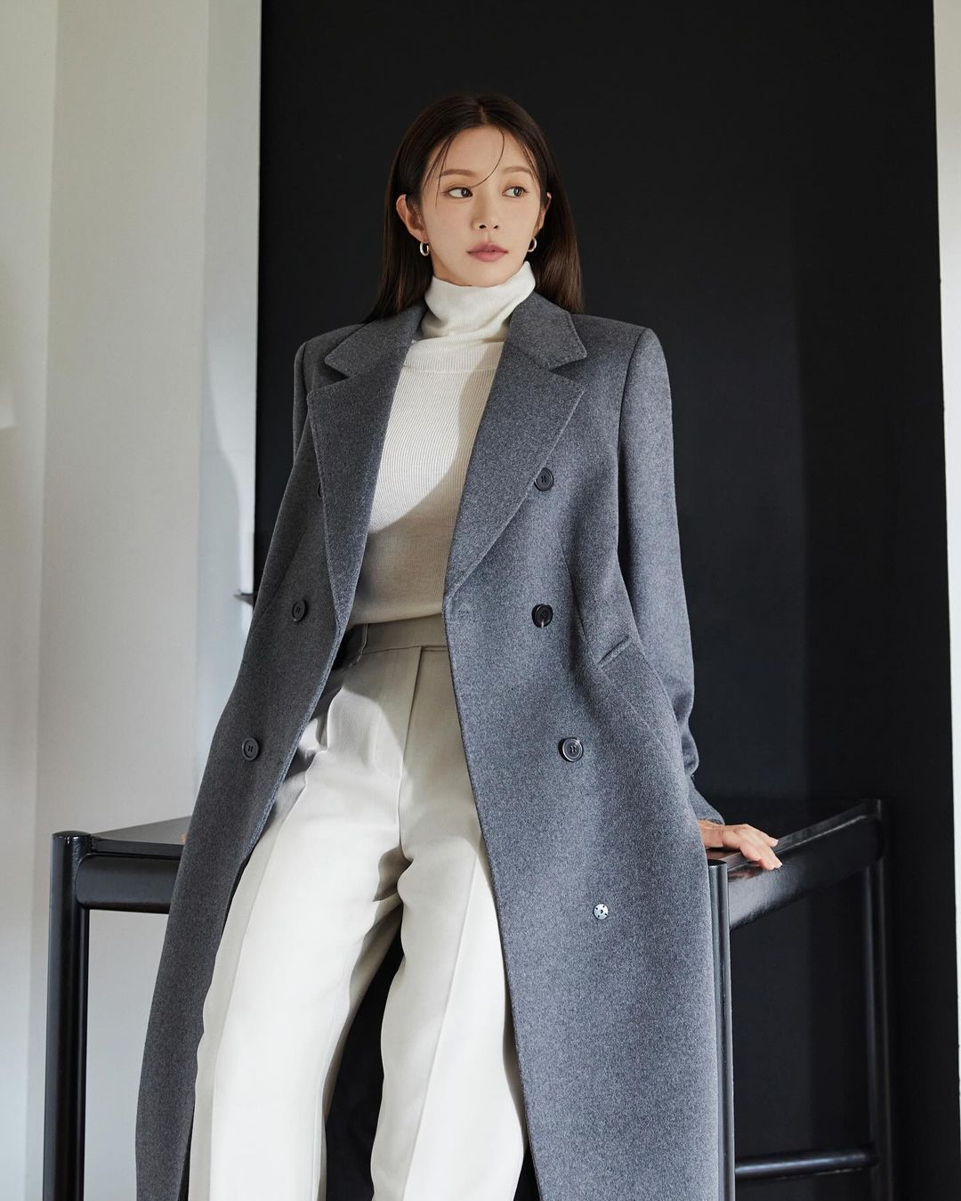 Svetry vtrhly do podzimních šatníků stylových dívek - Foto 7. Áo len xâm chiếm tủ đồ mùa thu của các cô nàng sành điệu- Ảnh 7.