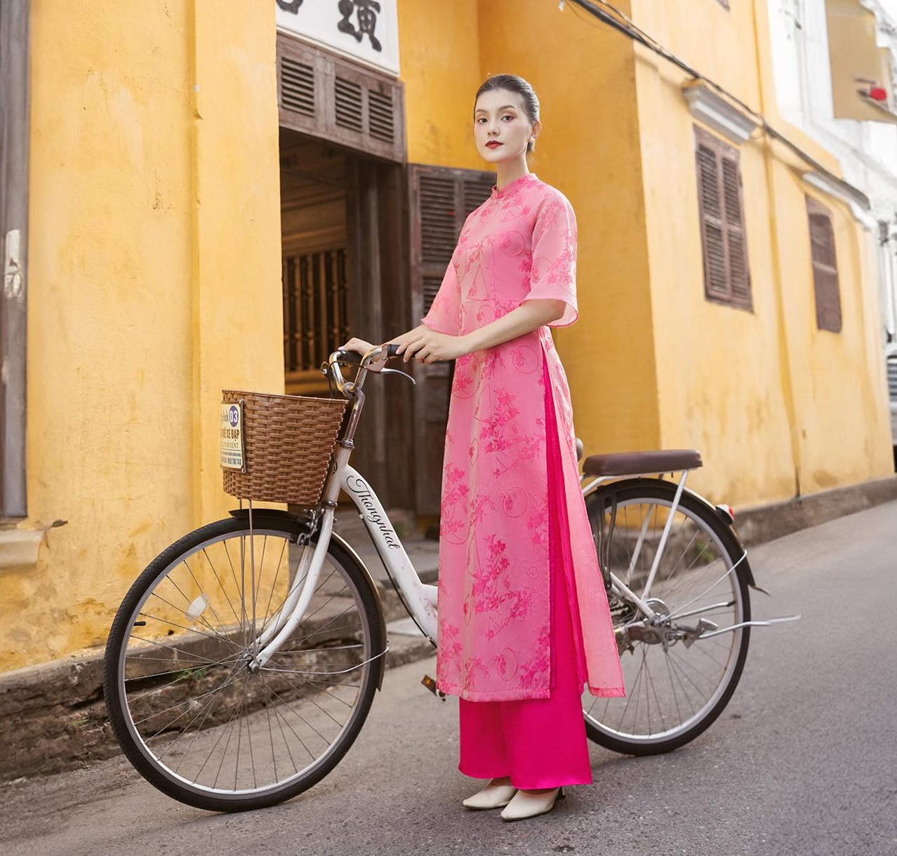 ציור תמונת סתיו חלומית עם אאו דאי חיננית - תמונה 1. Vẽ nên bức tranh mùa thu mộng mơ với tà áo dài duyên dáng- Ảnh 1.