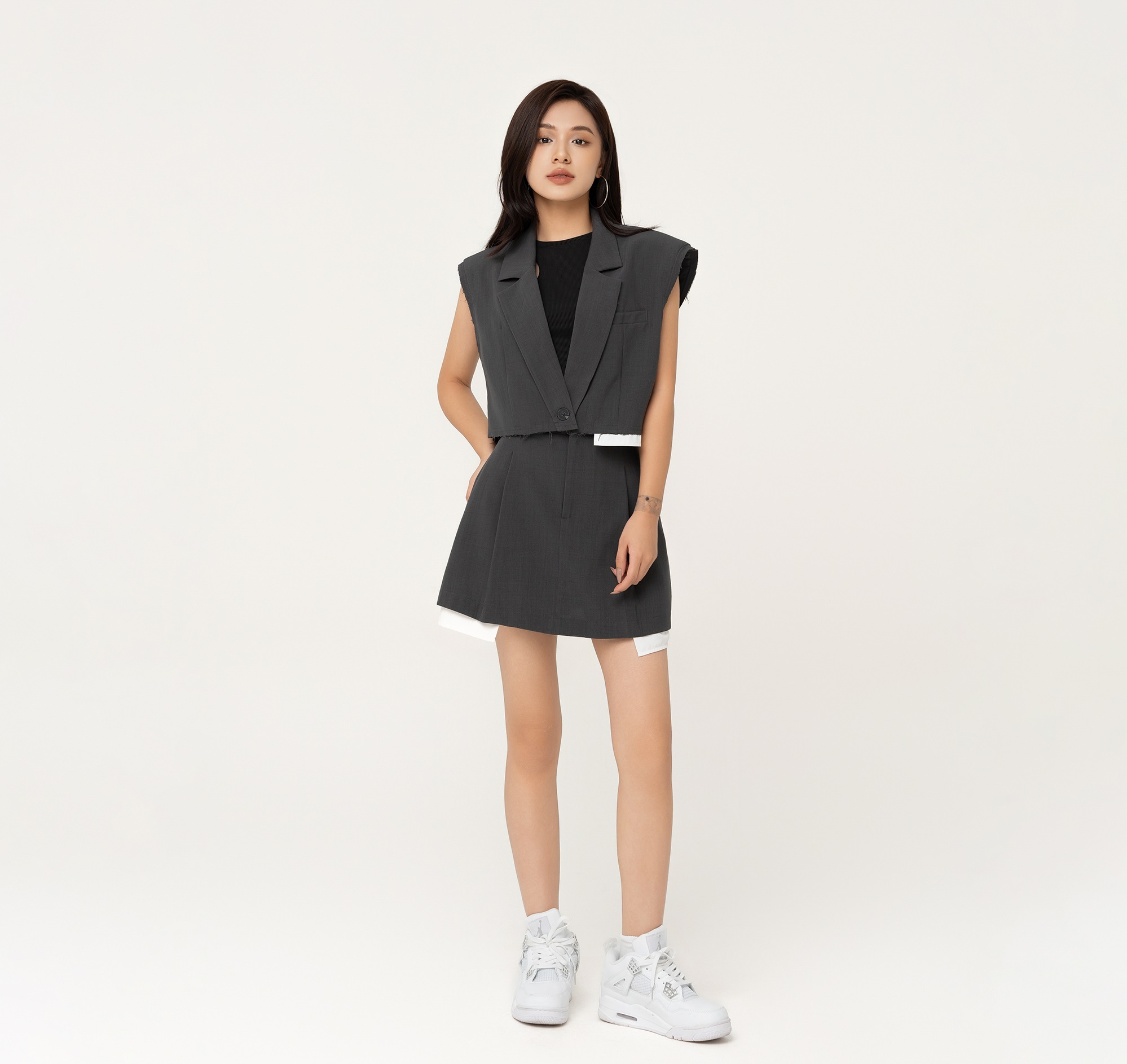 একঘেয়ে না হয়ে ছাপ তৈরির জন্য কীভাবে নিরপেক্ষ রঙের পোশাক পরবেন - ছবি ১। Cách diện màu trung tính ấn tượng mà không gây nhàm chán- Ảnh 1.