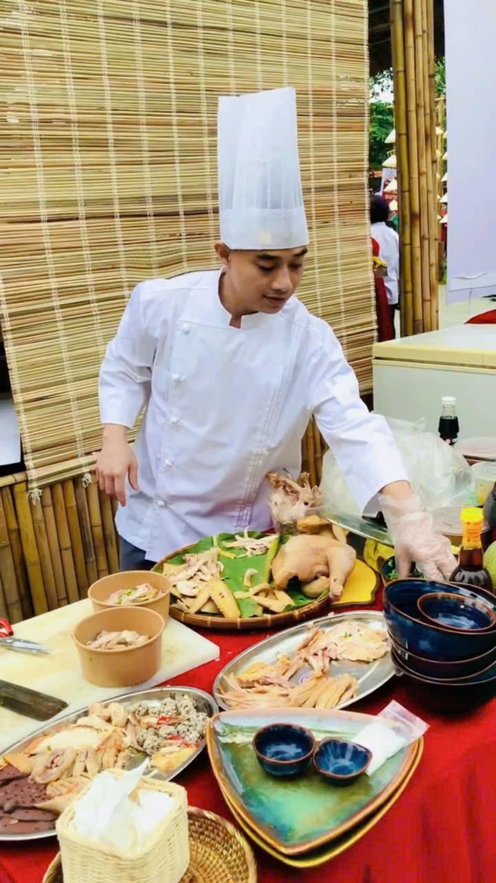 จากหนุ่มโดนวิจารณ์ทำอาหารไม่เก่ง กลายมาเป็นเชฟร้านอาหาร 5 ดาว - รูปที่ 3. Từ chàng trai bị chê nấu ăn kém trở thành bếp trưởng nhà hàng 5 sao- Ảnh 3.