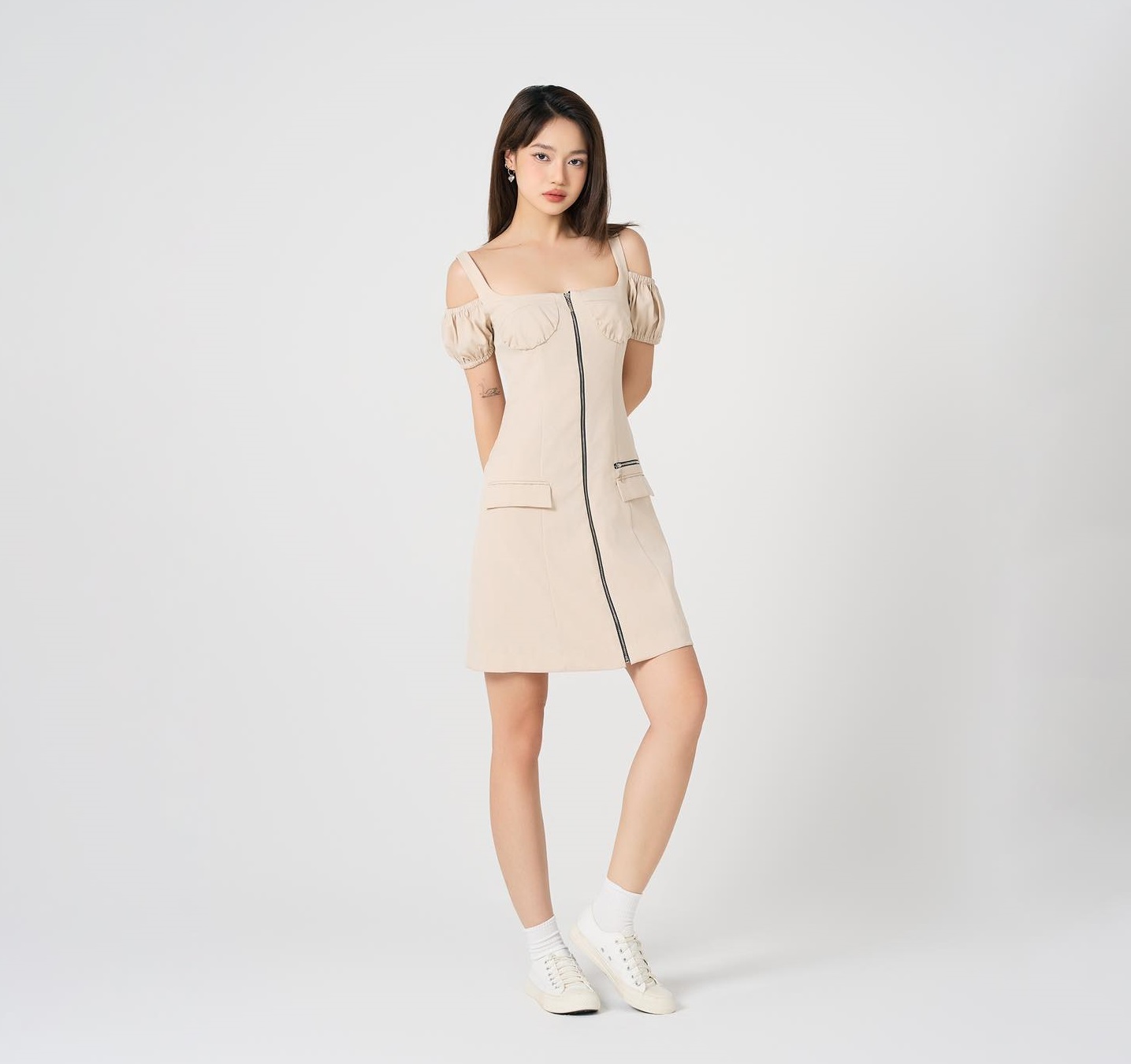 একঘেয়ে না হয়ে ছাপ তৈরির জন্য কীভাবে নিরপেক্ষ রঙের পোশাক পরবেন - ছবি ৩। Cách diện màu trung tính ấn tượng mà không gây nhàm chán- Ảnh 3.