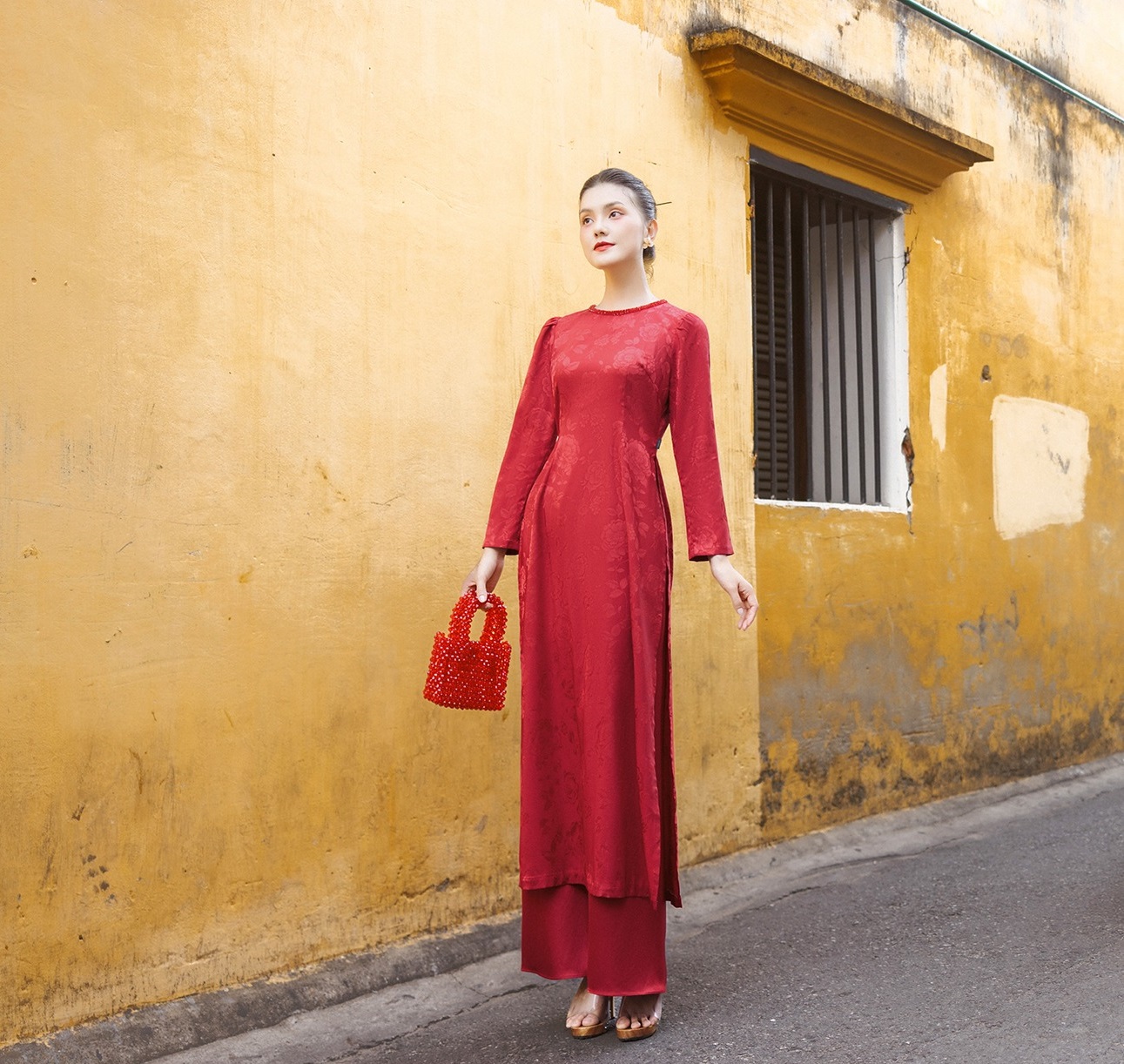 ציור תמונת סתיו חלומית עם אאו דאי חיננית - תמונה 4. Vẽ nên bức tranh mùa thu mộng mơ với tà áo dài duyên dáng- Ảnh 4.