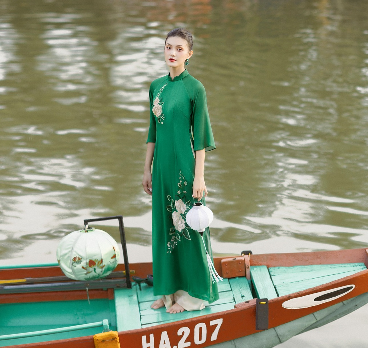 ציור תמונת סתיו חלומית עם אאו דאי חיננית - תמונה 5. Vẽ nên bức tranh mùa thu mộng mơ với tà áo dài duyên dáng- Ảnh 5.