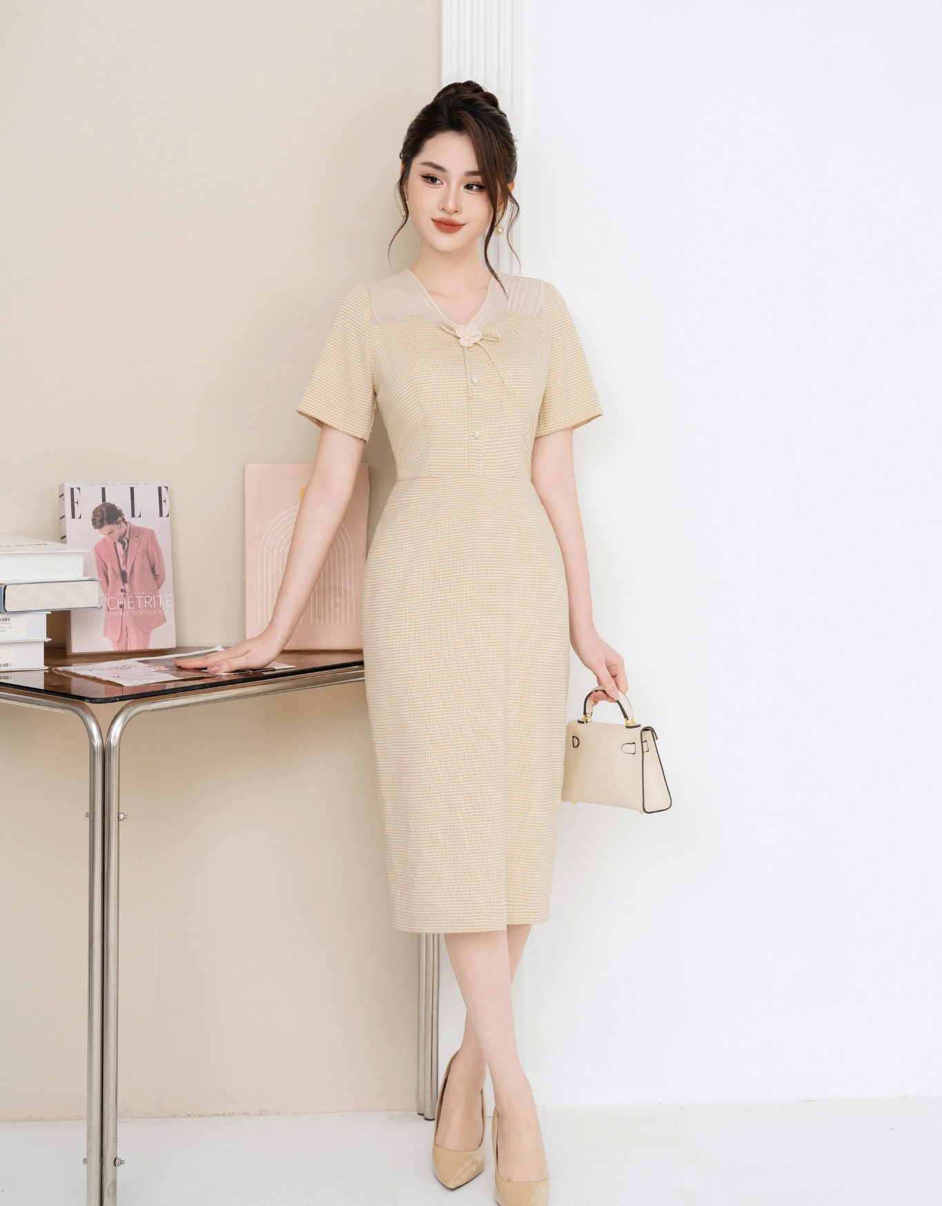 একঘেয়ে না হয়ে ছাপ তৈরির জন্য কীভাবে নিরপেক্ষ রঙের পোশাক পরবেন - ছবি ৮। Cách diện màu trung tính ấn tượng mà không gây nhàm chán- Ảnh 8.