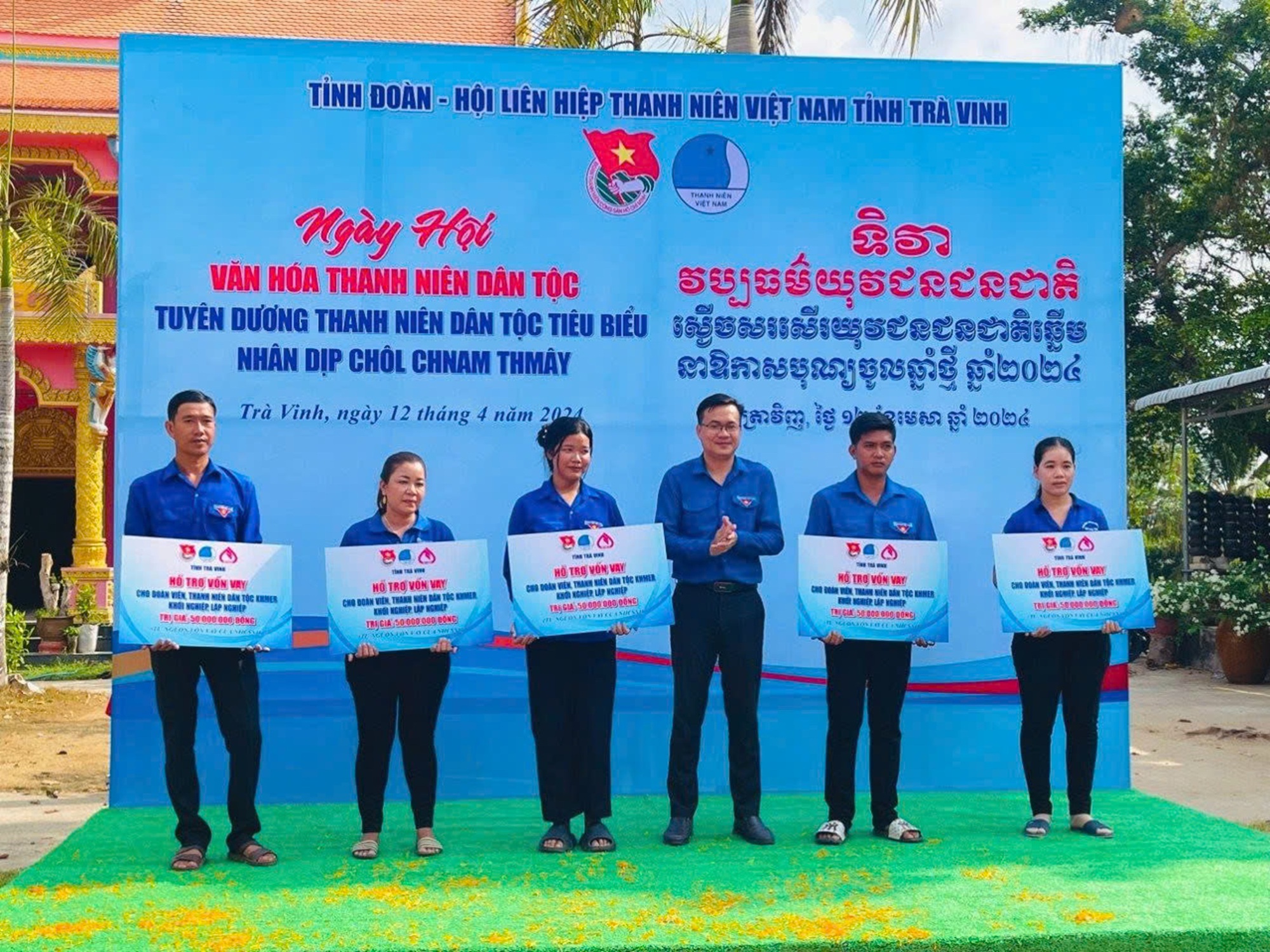 [Anh Nguyễn Thanh Nhã trao bảng tượng trưng hỗ trợ vốn dự án khởi nghiệp cho thanh niên dân tộc Khmer]_[ẢNH_ NAM LONG].jpg