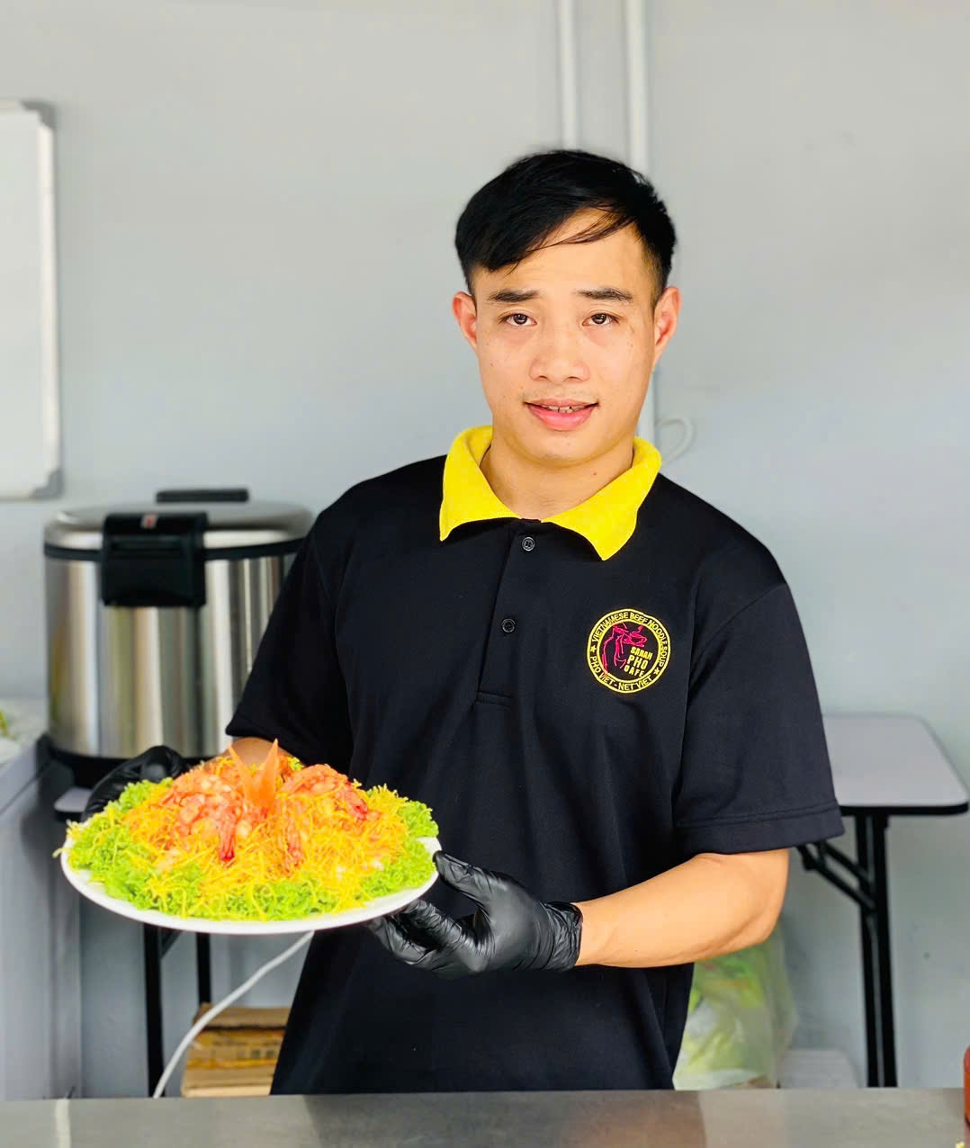 จากหนุ่มโดนวิจารณ์ทำอาหารไม่เก่ง กลายมาเป็นเชฟร้านอาหาร 5 ดาว - รูปที่ 1. Từ chàng trai bị chê nấu ăn kém trở thành bếp trưởng nhà hàng 5 sao- Ảnh 1.