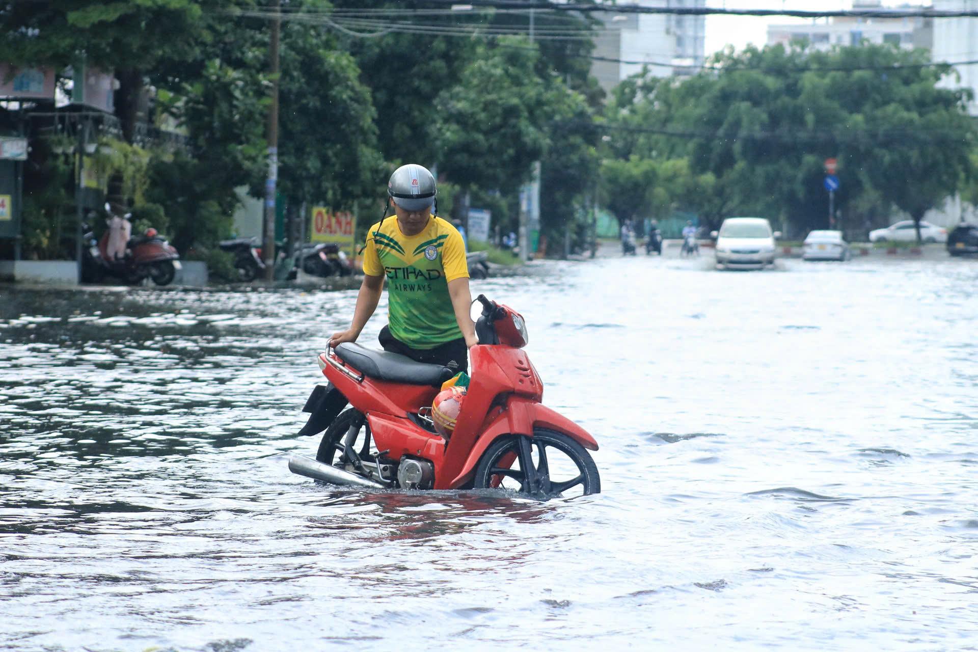 Cơn mưa chiều ở TP.HCM có đường nước ngập gần tới yên xe, nhiều người ngỡ ngàng- Ảnh 9.