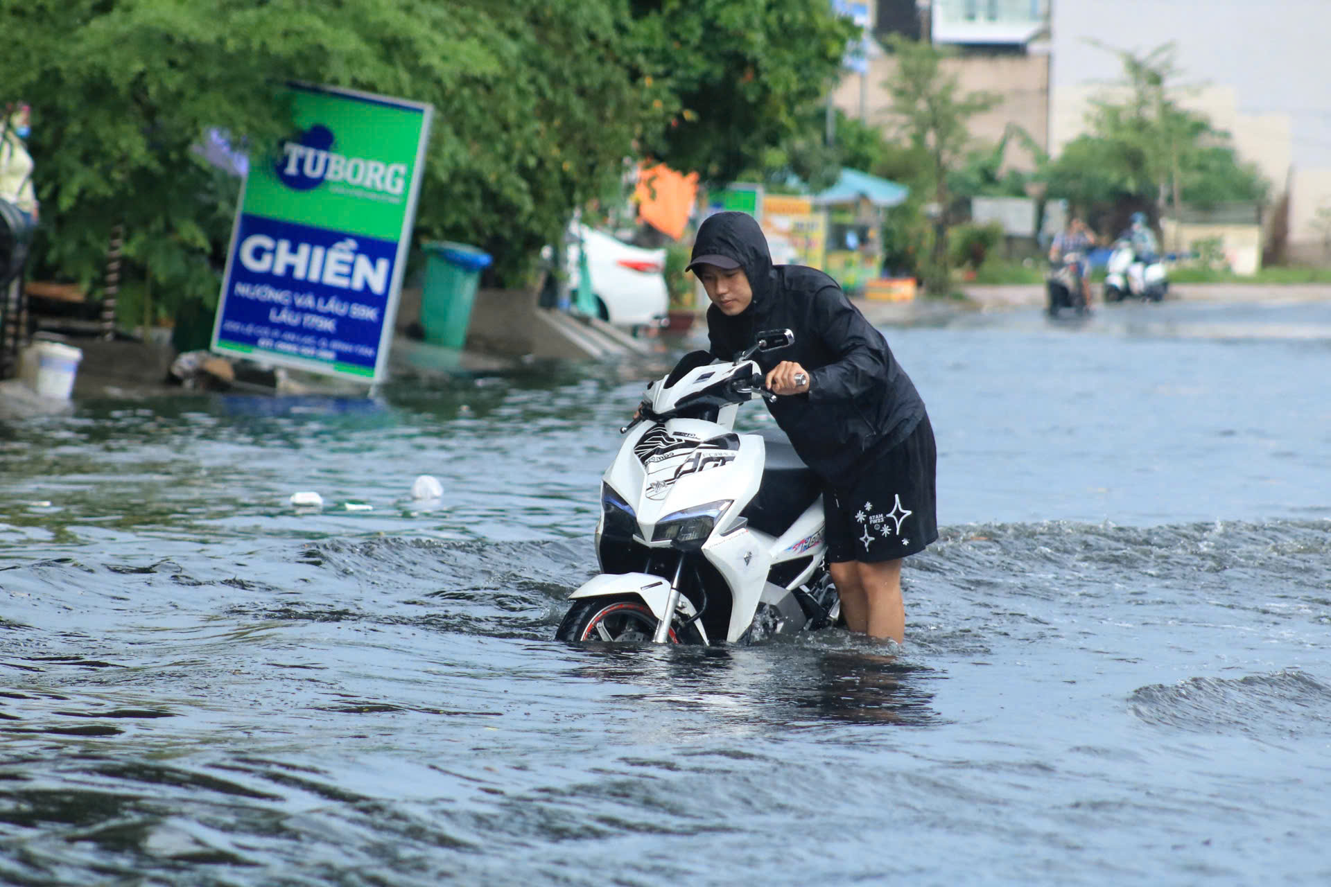 Cơn mưa chiều ở TP.HCM có đường nước ngập gần tới yên xe, nhiều người ngỡ ngàng- Ảnh 5.