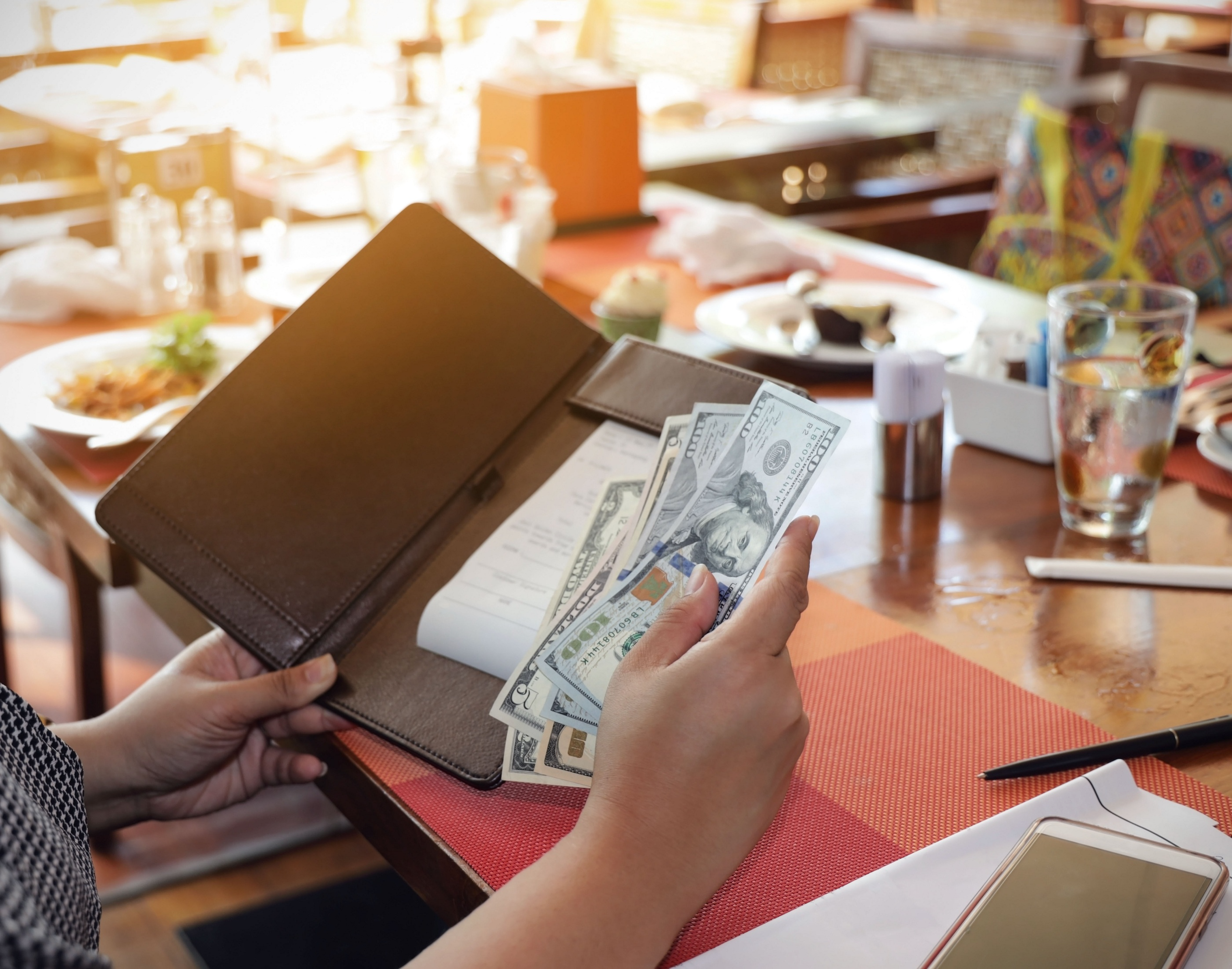 Conseils pour gérer efficacement votre budget en voyage - Photo 3. Mẹo nhỏ để quản lý ngân sách hiệu quả khi đi du lịch- Ảnh 3.