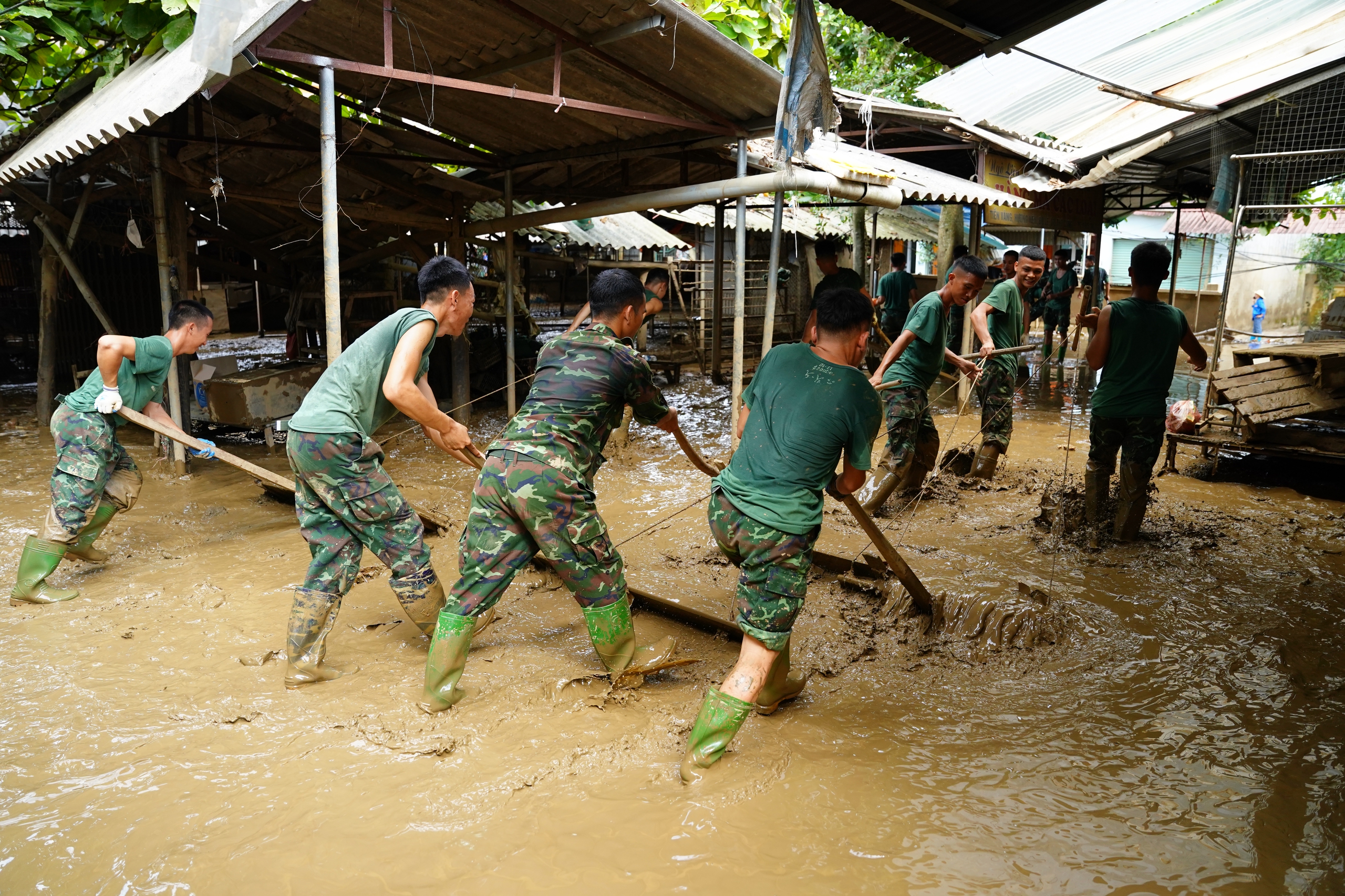 Hỗ trợ người dân khắc phục hậu quả sau bão lũ, khôi phục cuộc sống- Ảnh 8.