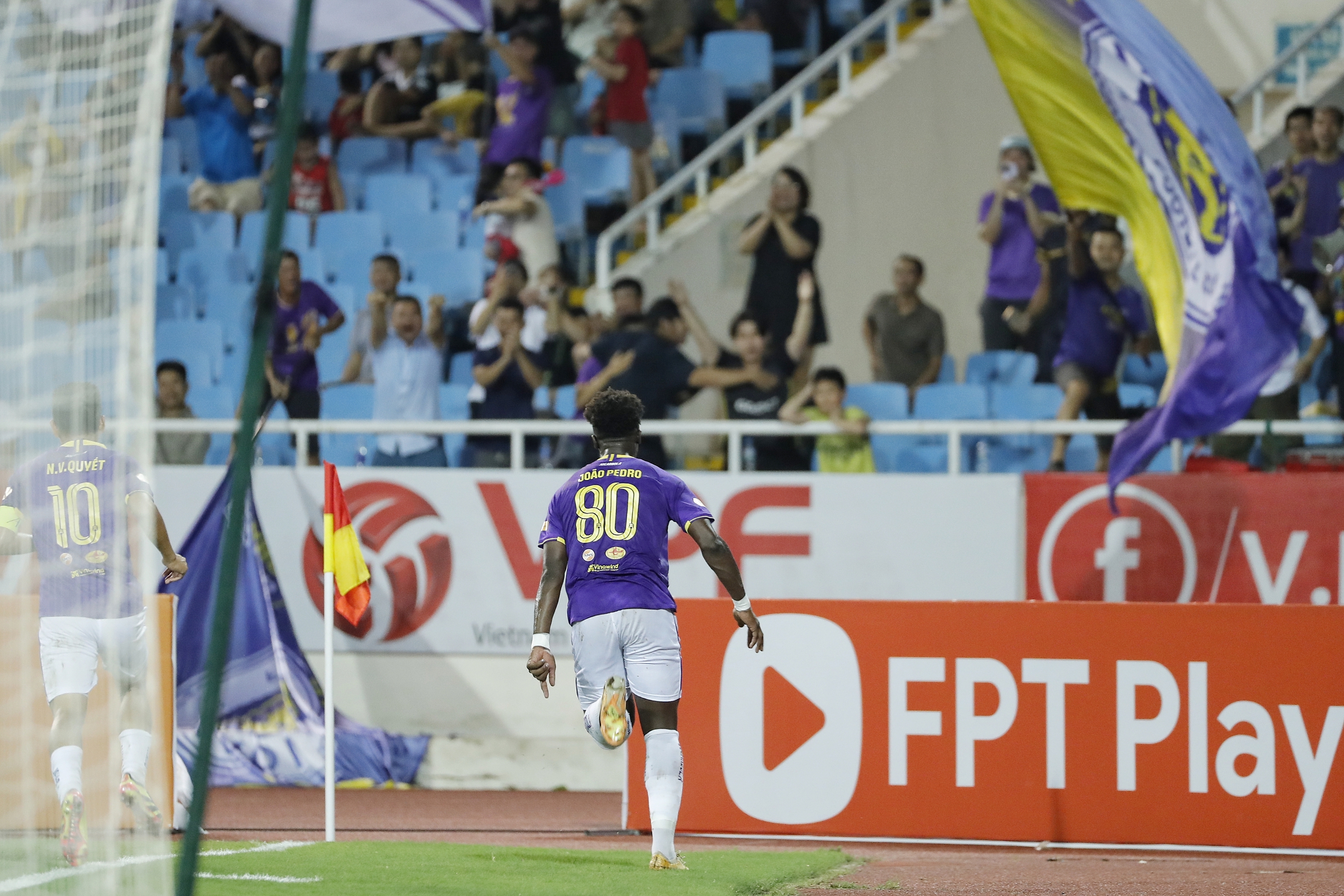 Joao Pedro ăn mừng bàn thắng đầu tiên cho CLB Hà Nội